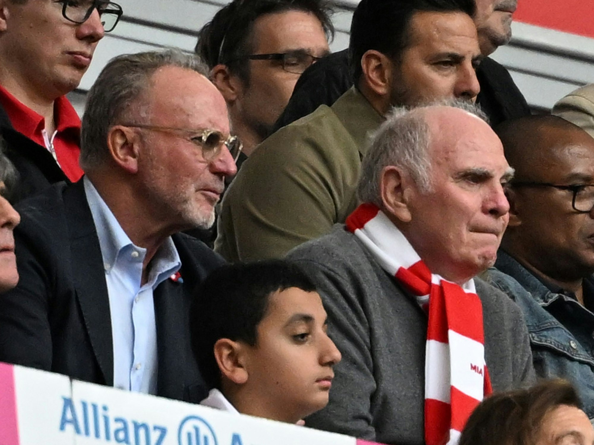 Der frühere Bundestrainer Joachim Löw (l-r), der ehemalige Vorstandsvorsitzende von München Karl-Heinz Rummenigge und Ulli Hoeneß, Ehrenpräsident von München, sitzen auf der Tribüne.