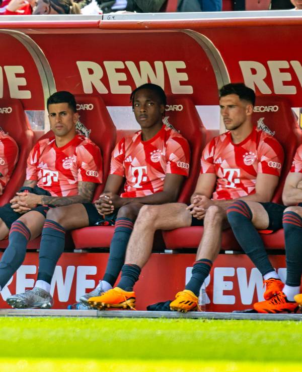 Eric Maxim Choupo-Moting, Sven Ulreich, Joao Cancelo, Mathys Tel und Leon Goretzka sitzen auf der Bayern-Bank.