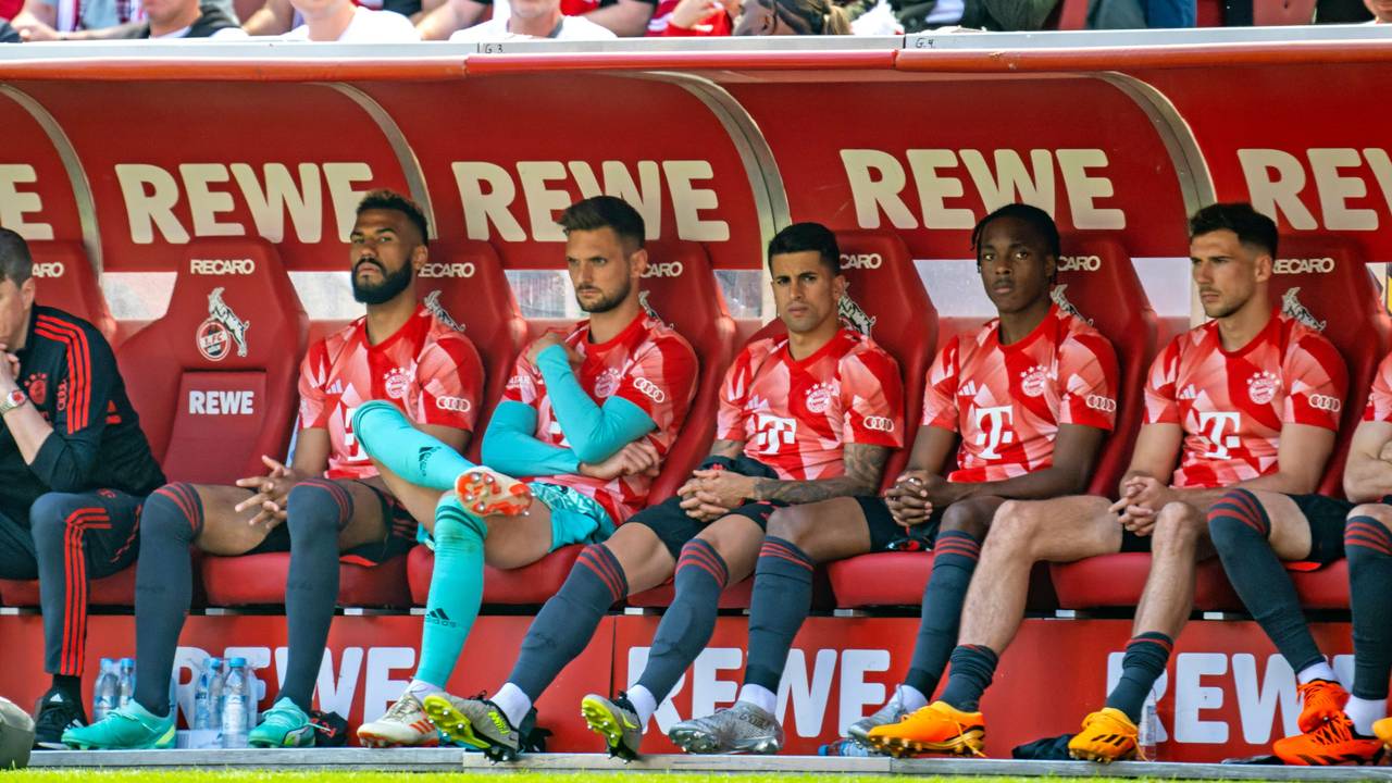 Eric Maxim Choupo-Moting, Sven Ulreich, Joao Cancelo, Mathys Tel und Leon Goretzka sitzen auf der Bayern-Bank.