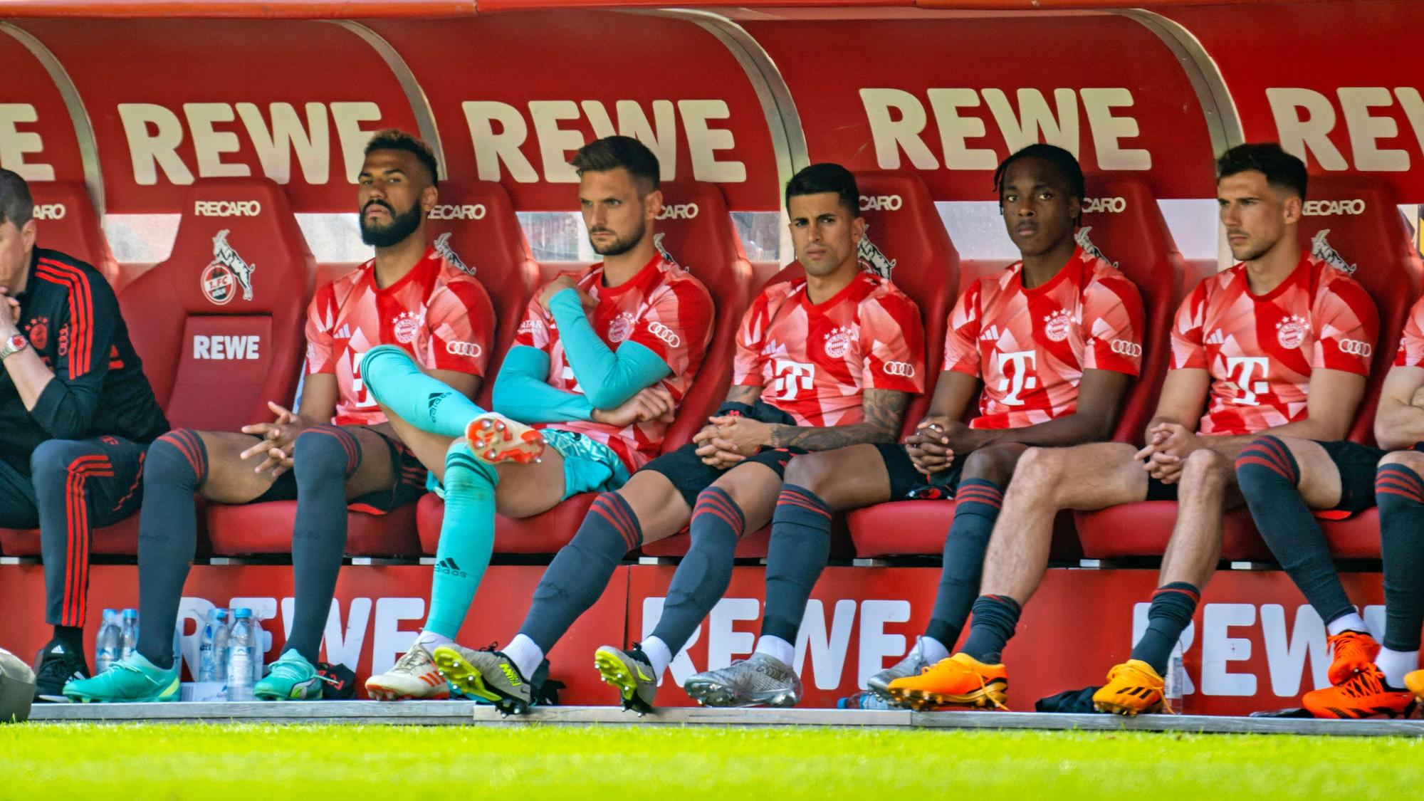 Eric Maxim Choupo-Moting, Sven Ulreich, Joao Cancelo, Mathys Tel und Leon Goretzka sitzen auf der Bayern-Bank.