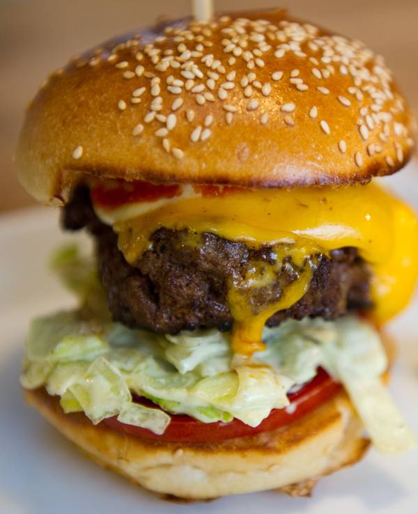 Ein Cheeseburger auf einem Teller.
