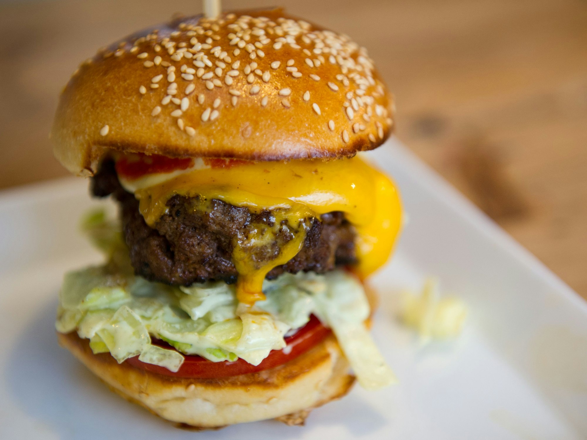Ein Cheeseburger auf einem Teller.