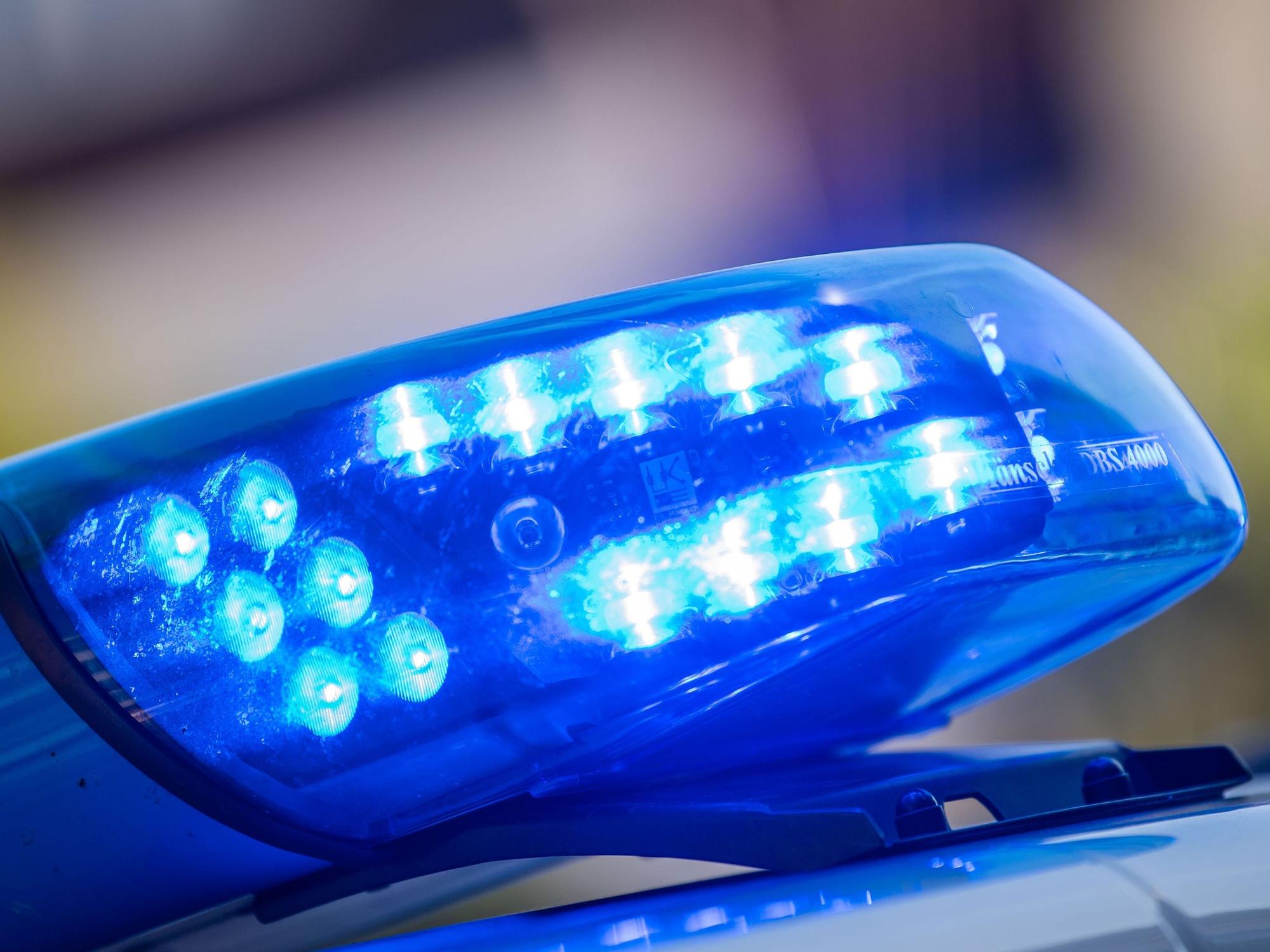 Ein Blaulicht ist auf dem Dach eines Polizeifahrzeugs zu sehen.