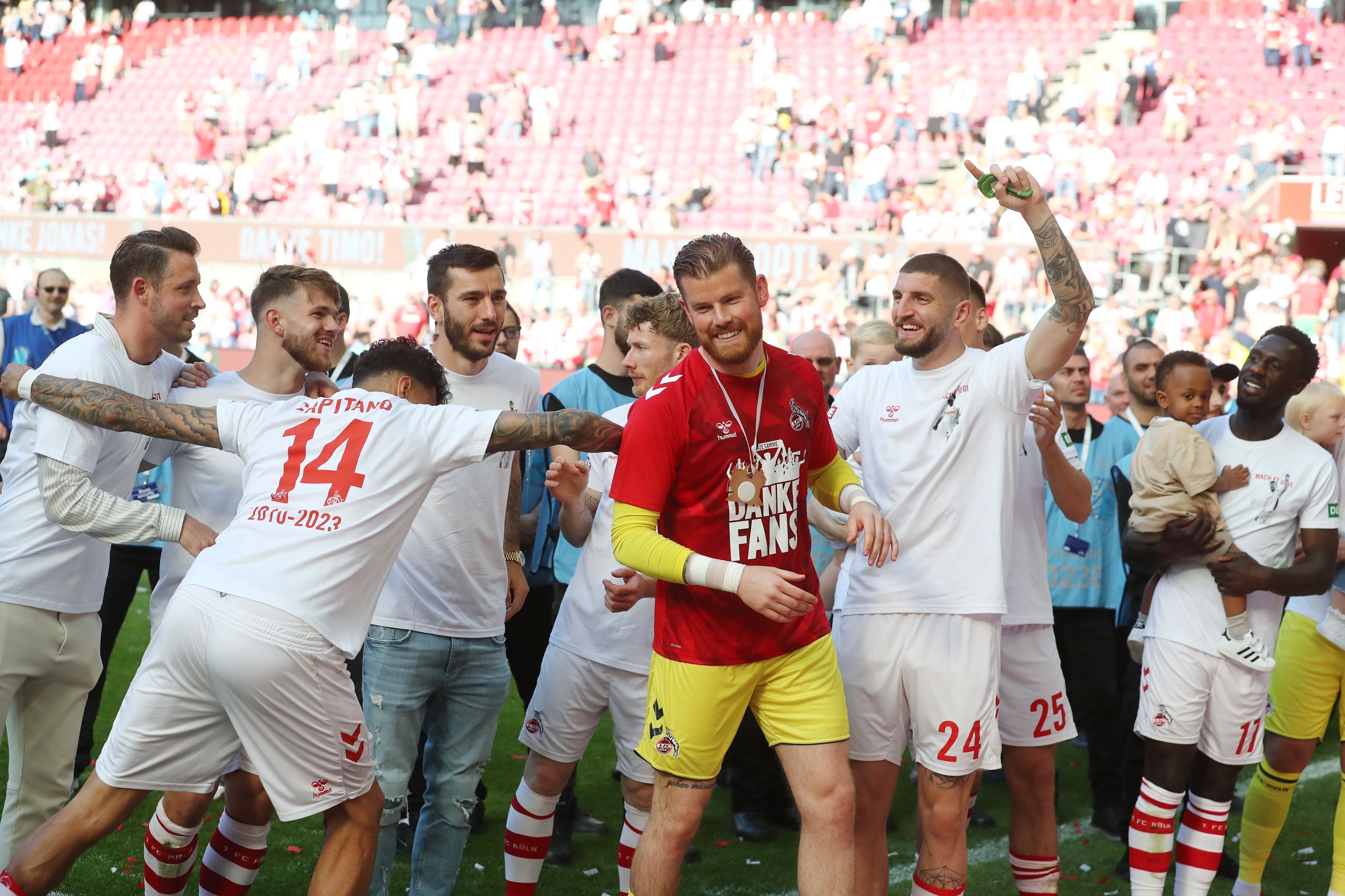 Timo Horn wird bei seinem Abschied gefeiert.