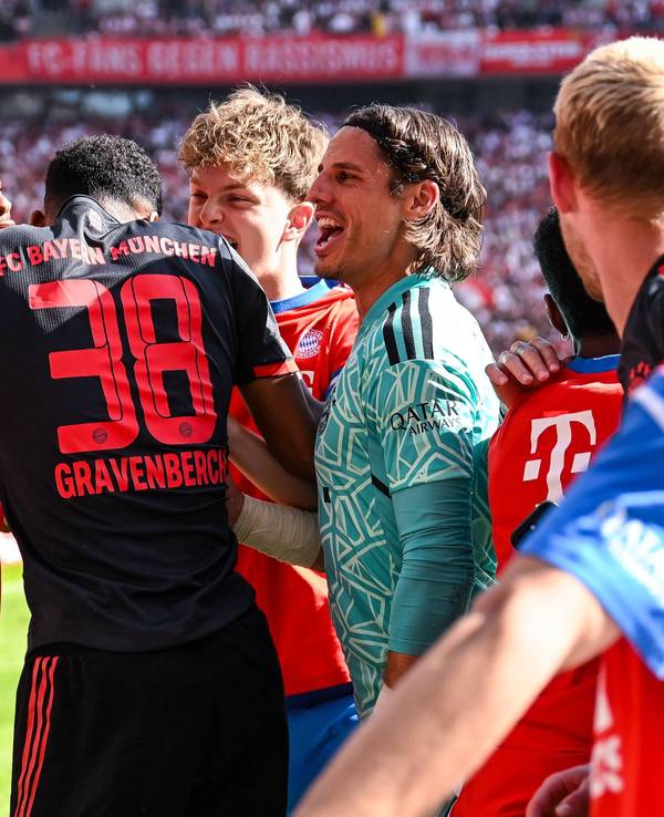 Kingsley Coman, Ryan Gravenberch, Paul Wanner und Yann Sommer vom FC Bayern jubeln gemeinsam.