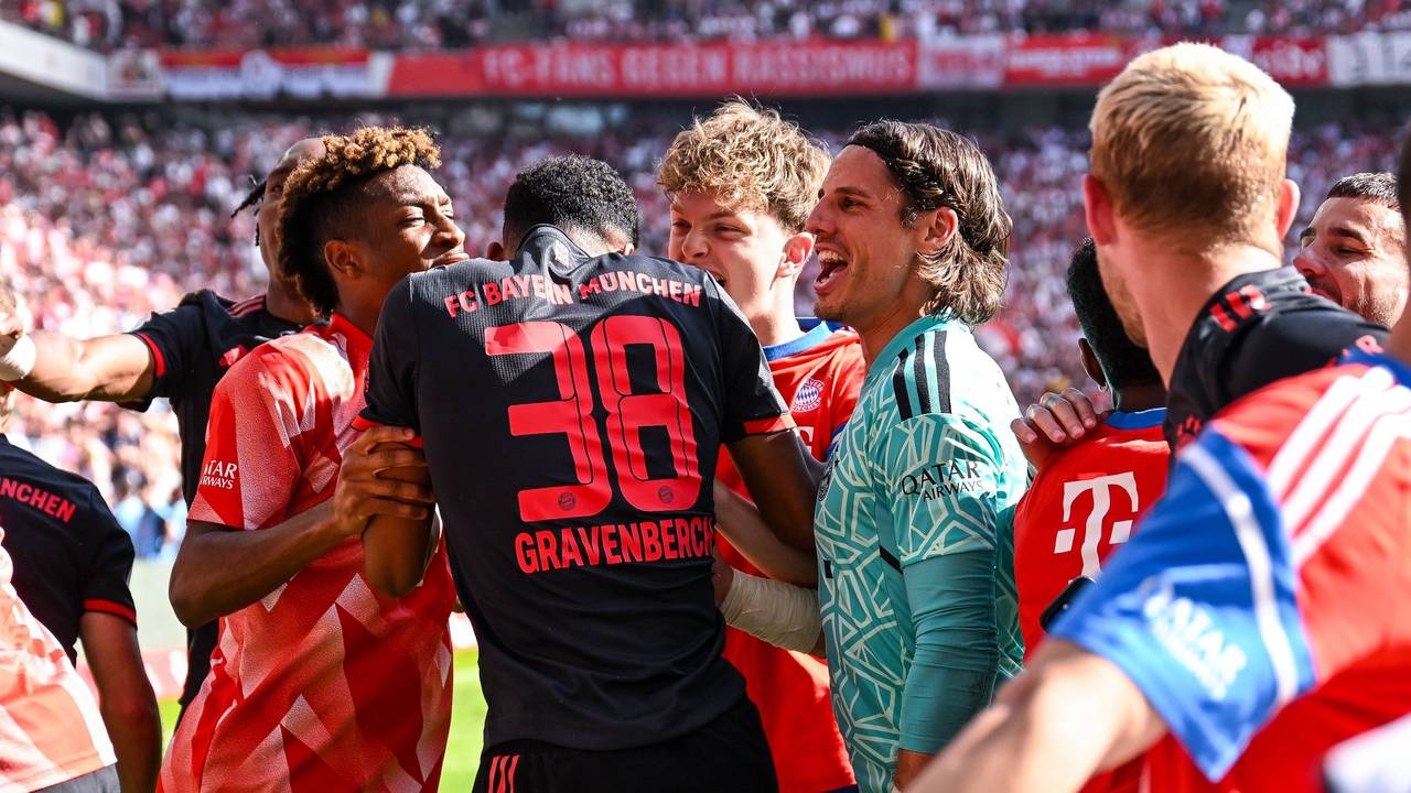 Kingsley Coman, Ryan Gravenberch, Paul Wanner und Yann Sommer vom FC Bayern jubeln gemeinsam.
