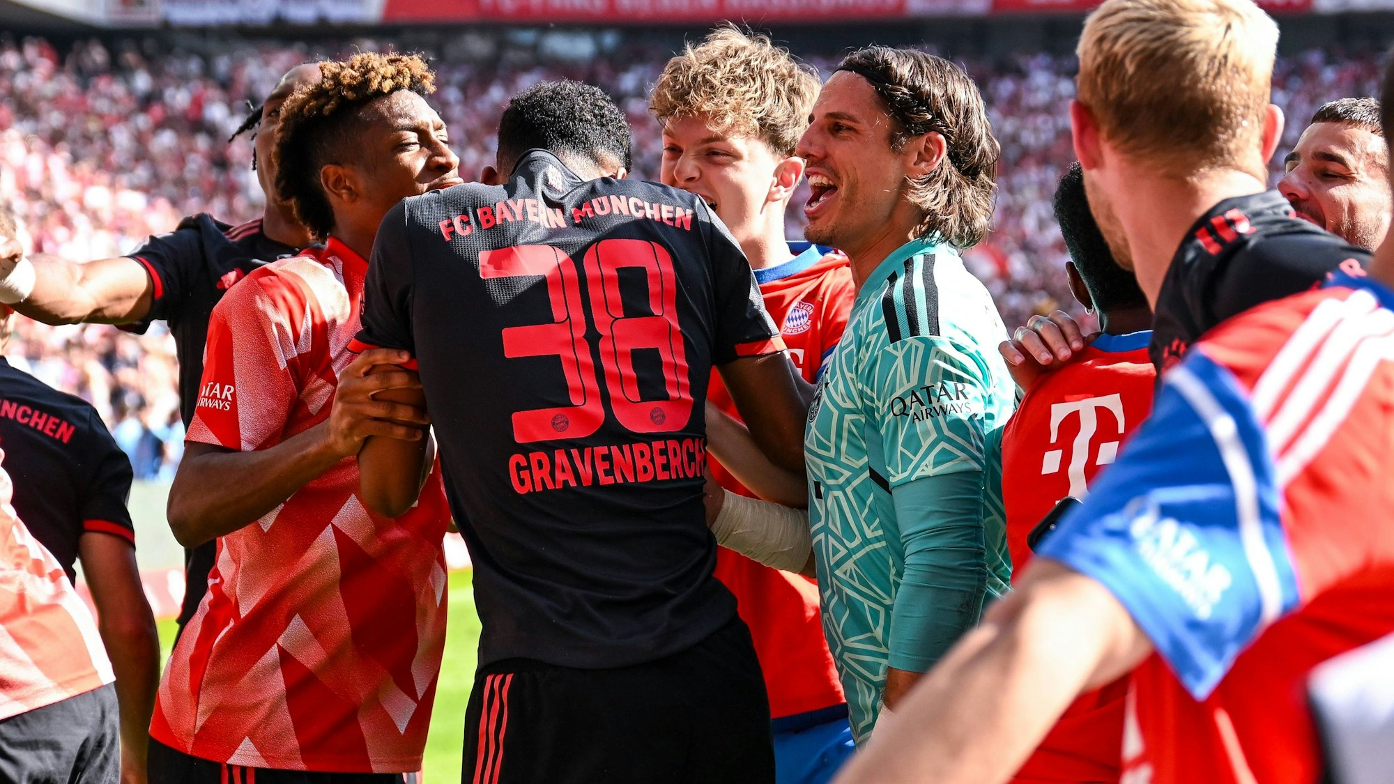 Kingsley Coman, Ryan Gravenberch, Paul Wanner und Yann Sommer vom FC Bayern jubeln gemeinsam.