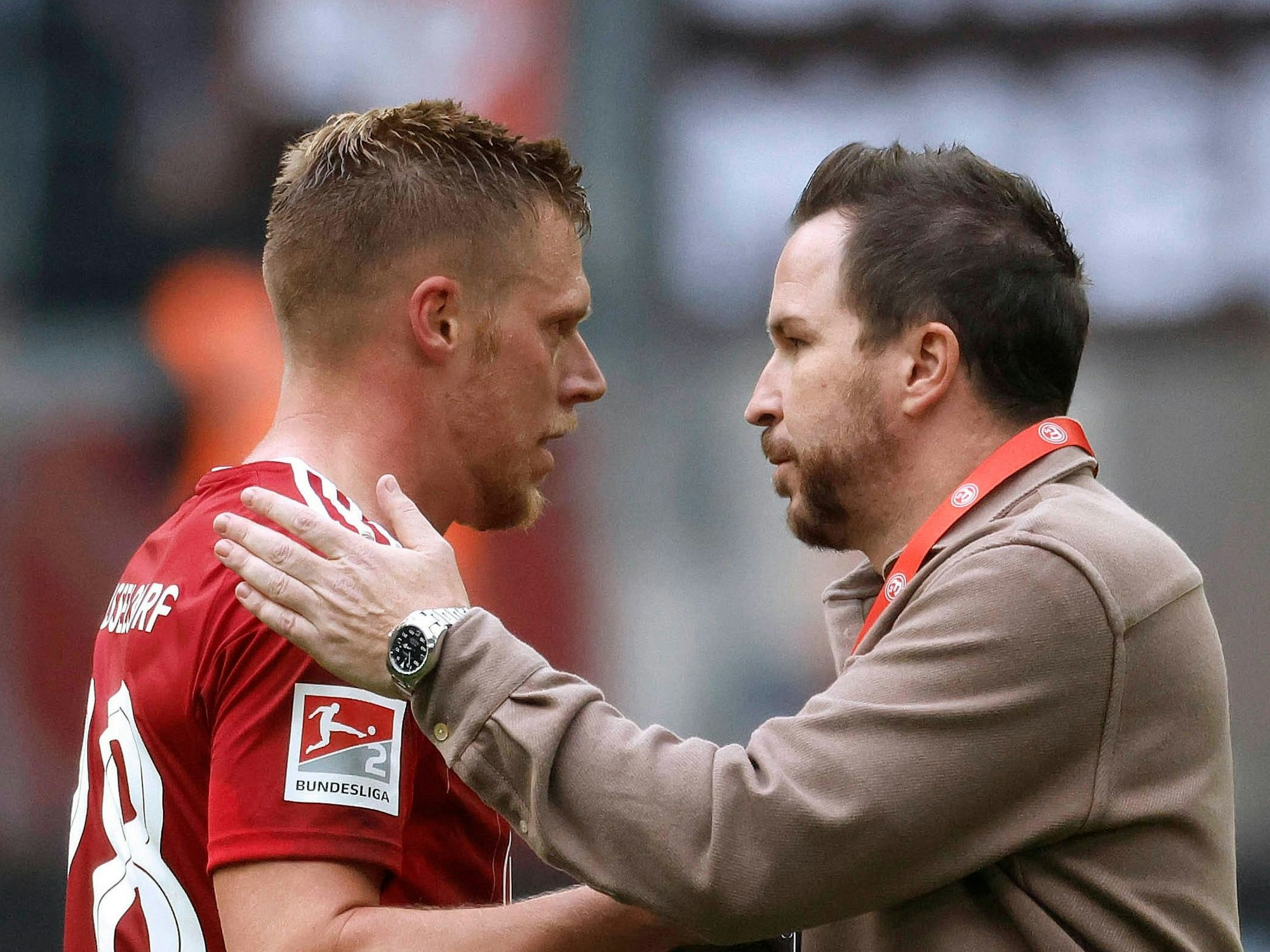 Fortuna Düsseldorfs Sportdirektor Christian Weber herzt Rouwen Hennings nach dem Spiel gegen den FC St. Pauli.