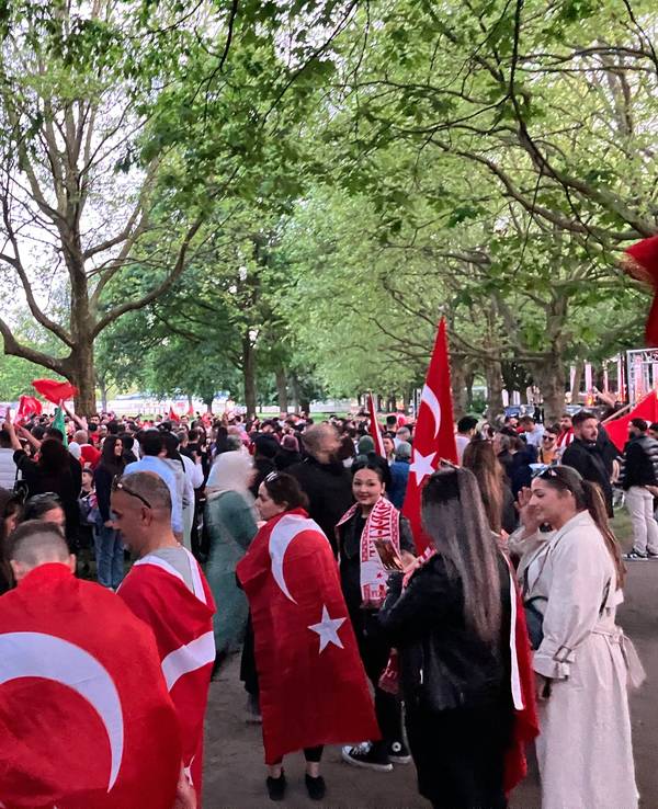 In Deutschland lebende Türkinnen und Türken feiern den Wahlausgang.