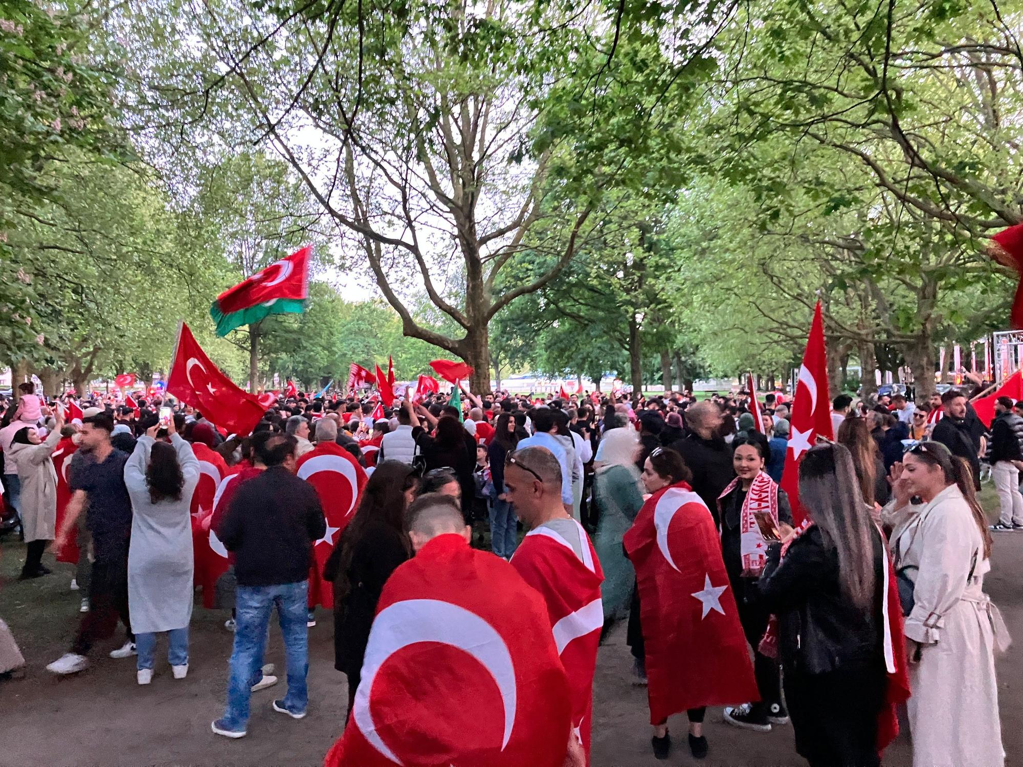 In Deutschland lebende Türkinnen und Türken feiern den Wahlausgang.