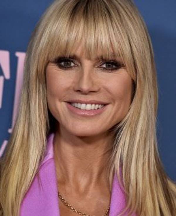 Heidi Klum lacht in die Kamera