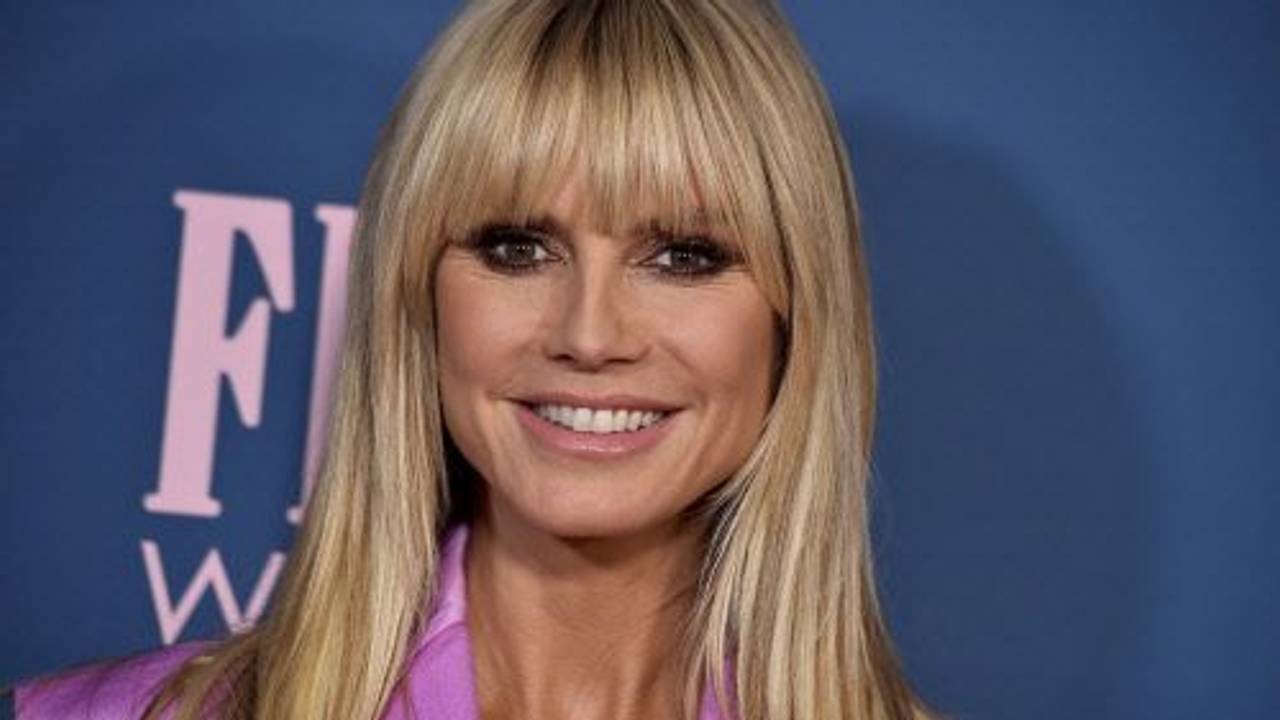 Heidi Klum lacht in die Kamera