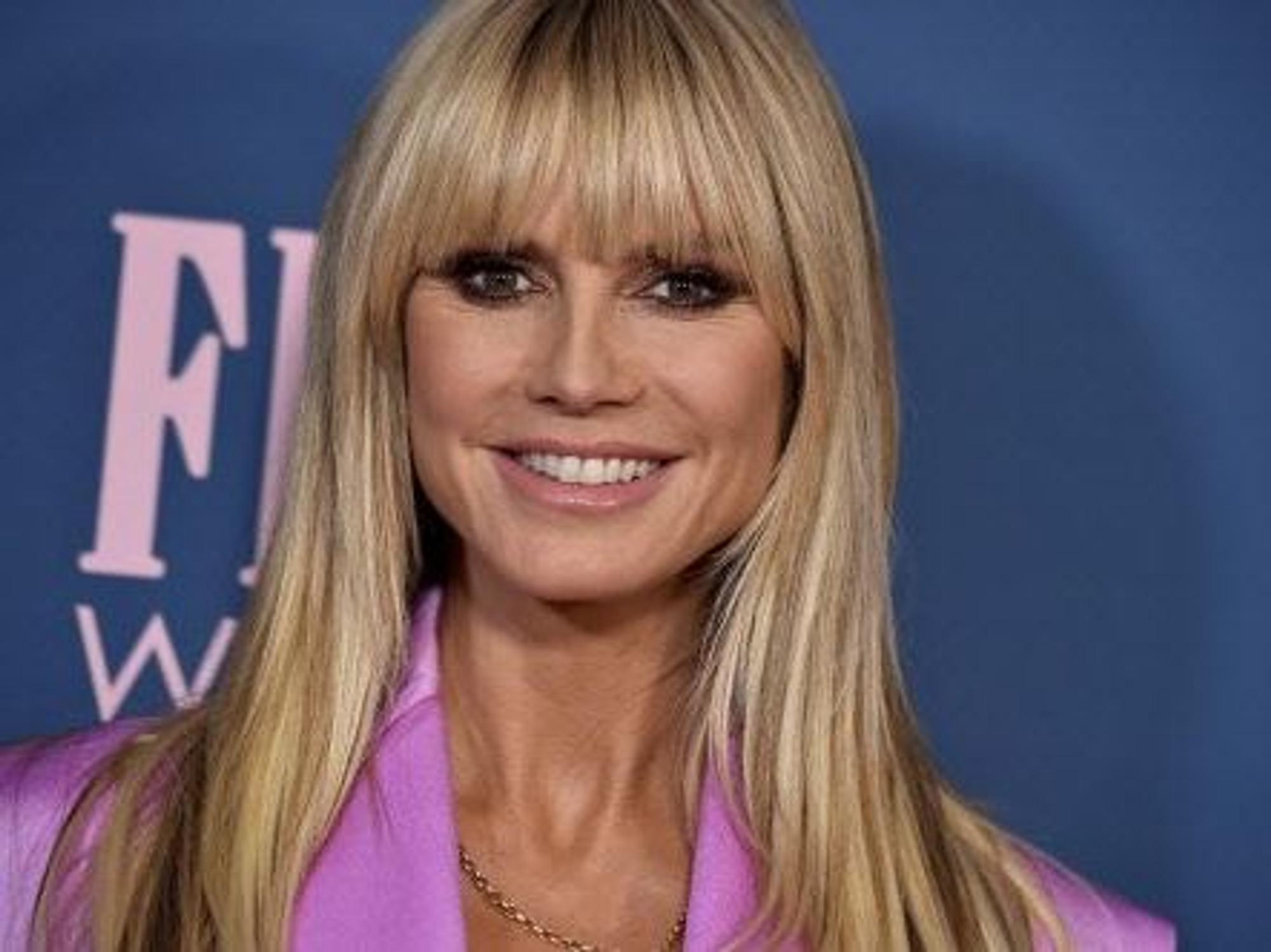 Heidi Klum lächelt in die Kamera.