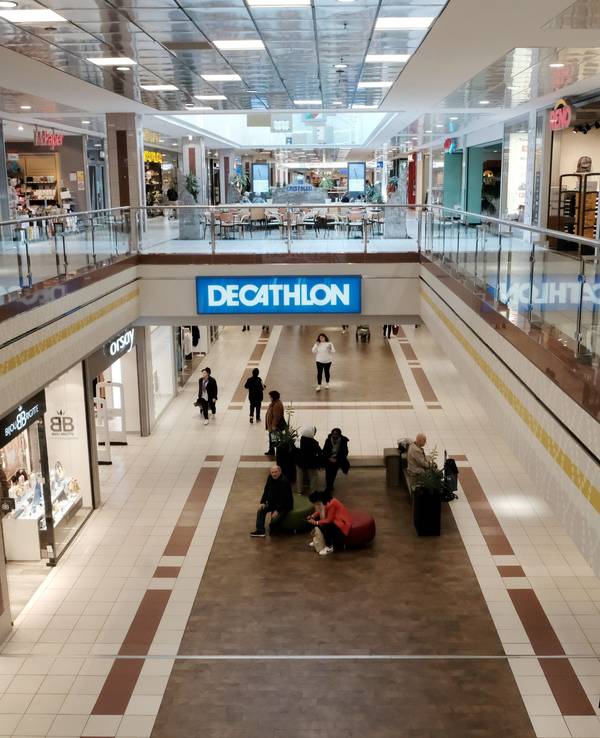 Blick auf die Ladenstraße des City Center in Köln-Chorweiler