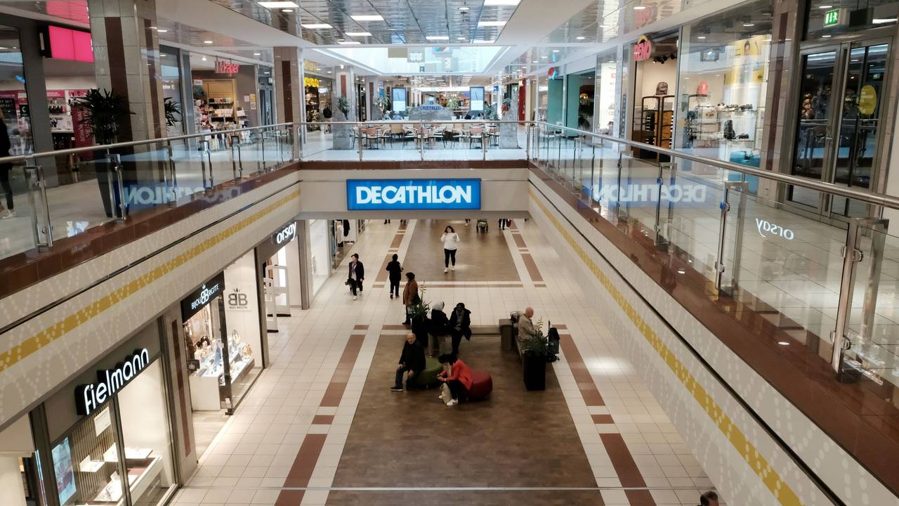Blick auf die Ladenstraße des City Center in Köln-Chorweiler