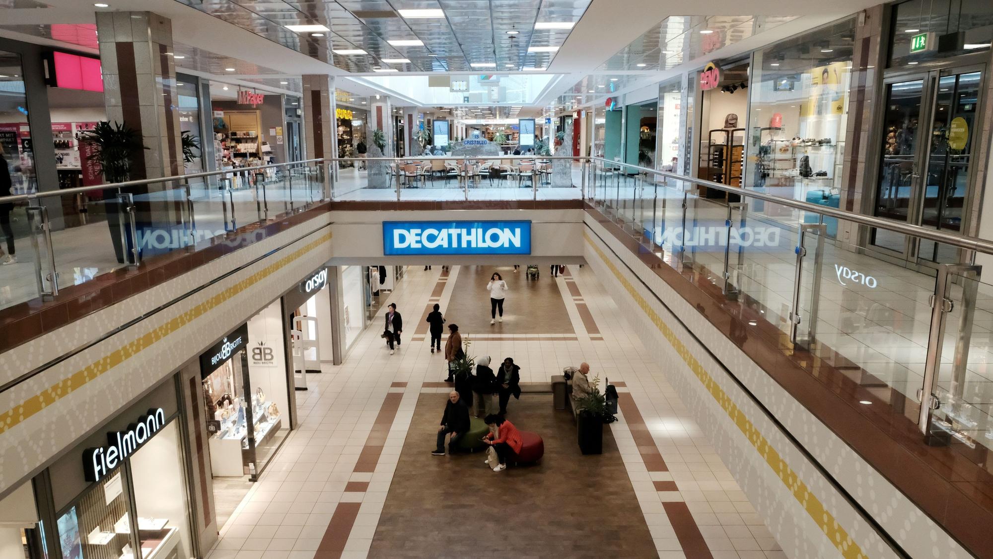 Blick auf die Ladenstraße des City Center in Köln-Chorweiler