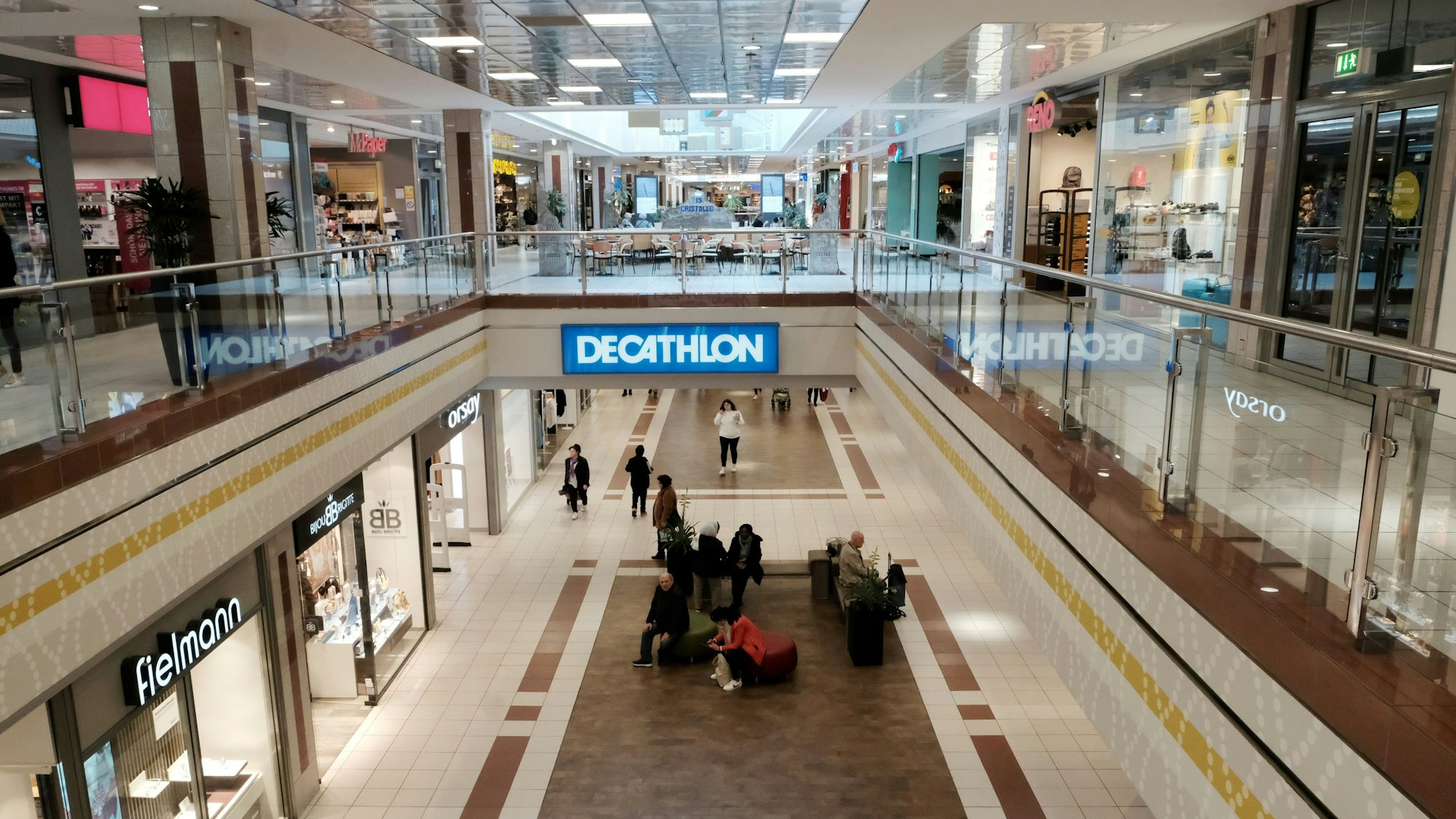 Blick auf die Ladenstraße des City Center in Köln-Chorweiler