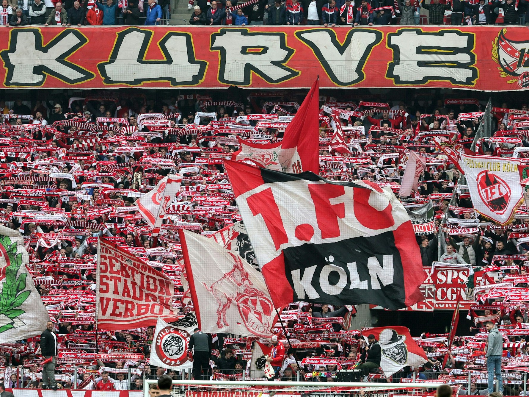Die Fans des 1. FC Köln vor dem Heimspiel gegen den SC Freiburg am 29. April 2023.