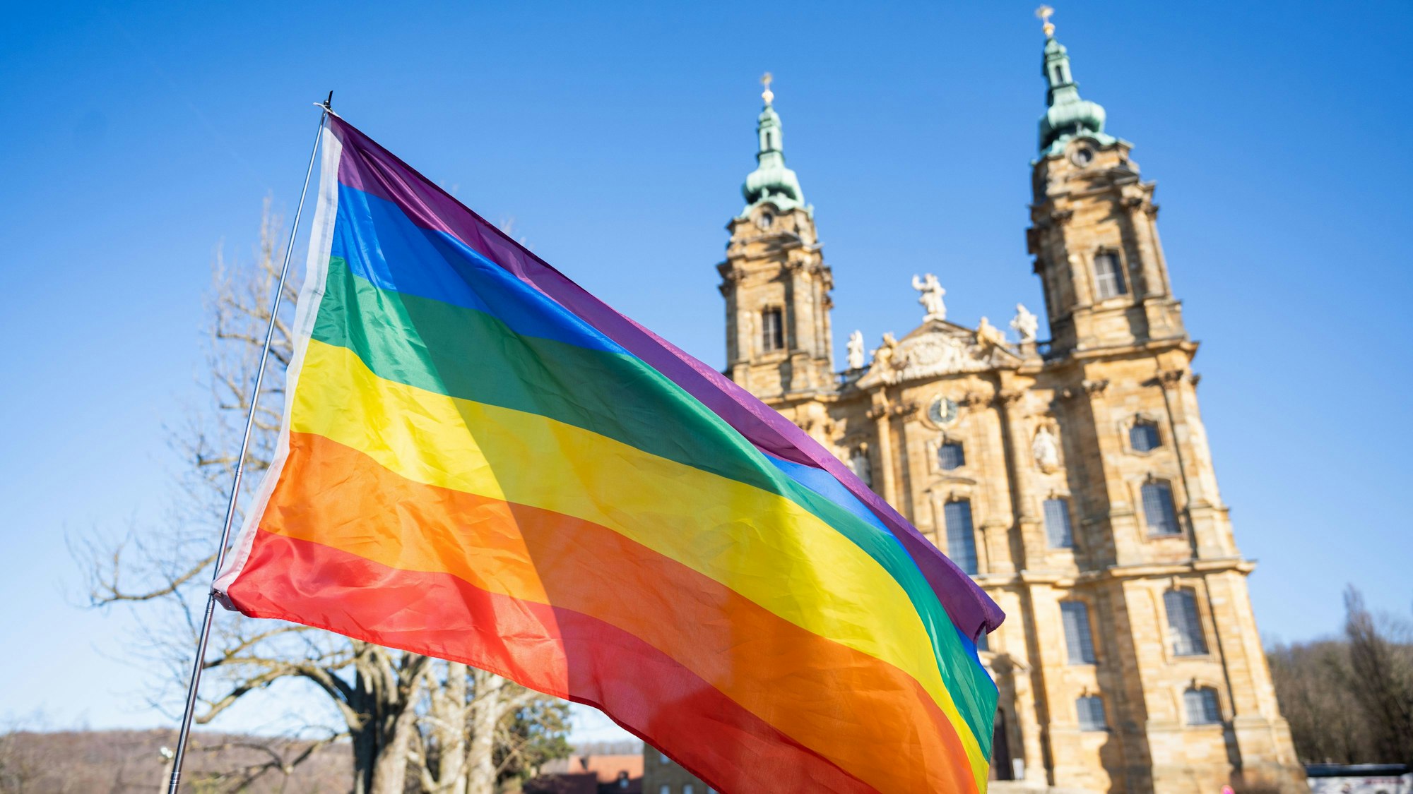 Vor der Basilika von Vierzehnheiligen weht eine Regenbogenfahne.