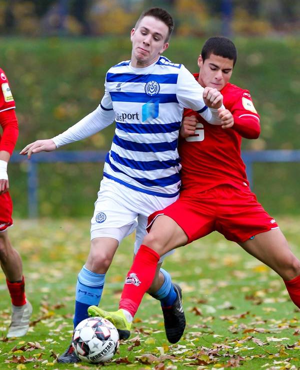 Can Bozdogan im Zweikampf mit Hannes Goering während der Partie der U19 Bundesliga West zwischen MSV Duisburg und dem 1. FC Köln am 10. November 2018.