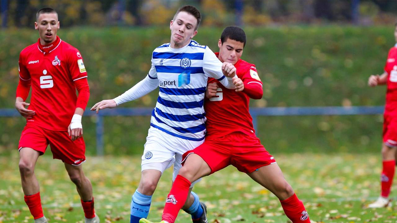 Can Bozdogan im Zweikampf mit Hannes Goering während der Partie der U19 Bundesliga West zwischen MSV Duisburg und dem 1. FC Köln am 10. November 2018.