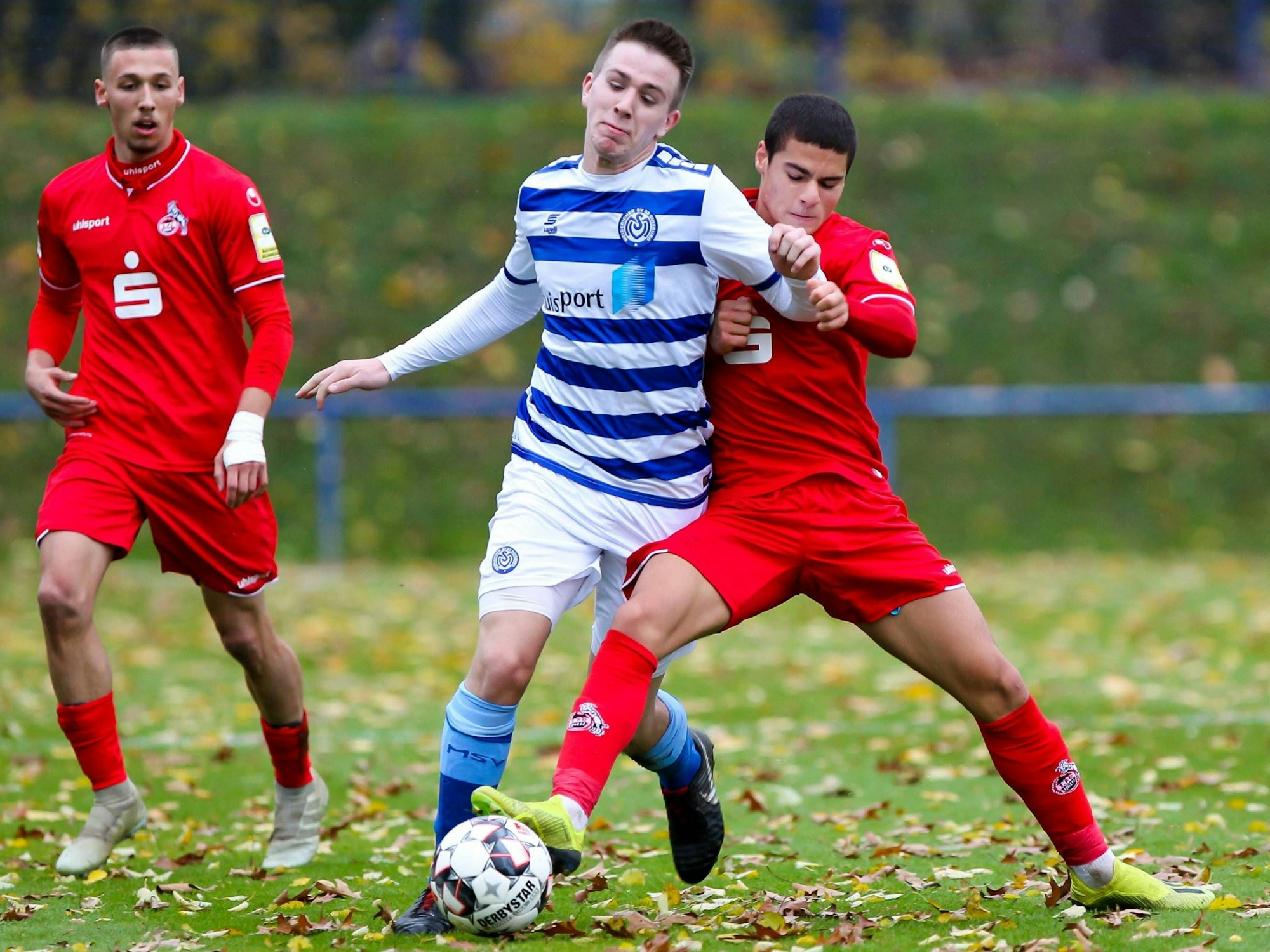 Can Bozdogan im Zweikampf mit Hannes Goering während der Partie der U19 Bundesliga West zwischen MSV Duisburg und dem 1. FC Köln am 10. November 2018.