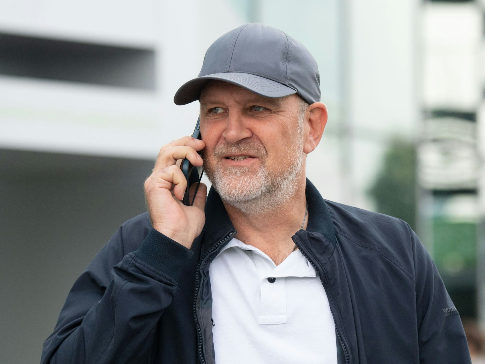 Jörg Schmadtke am Telefonieren.