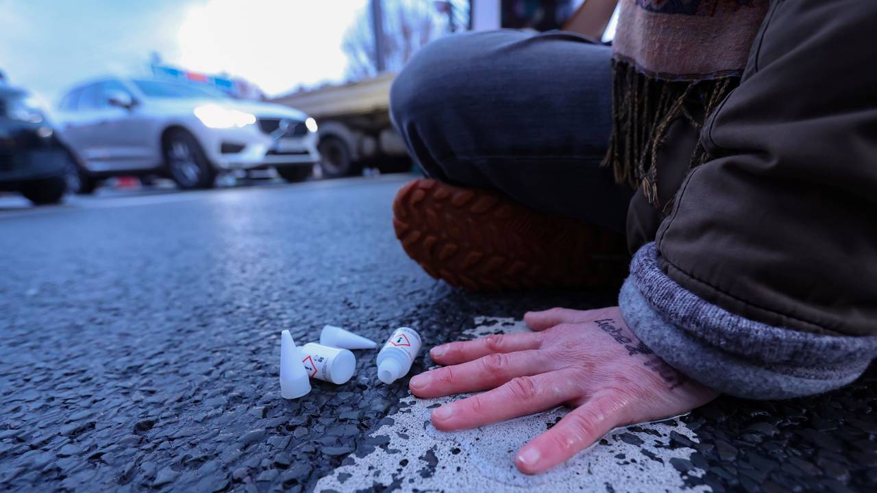 Klimakleber auf der Aachener Straße in Köln