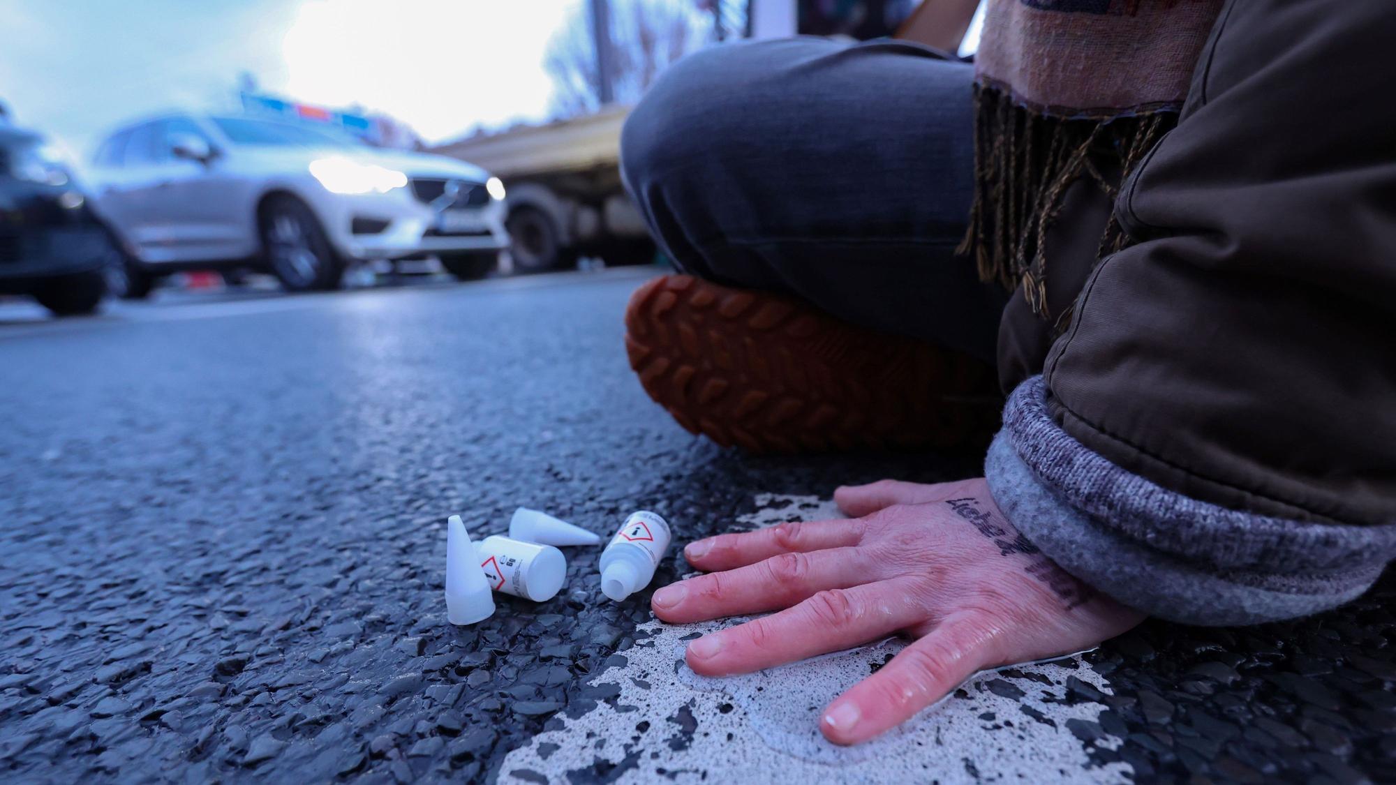 Klimakleber auf der Aachener Straße in Köln
