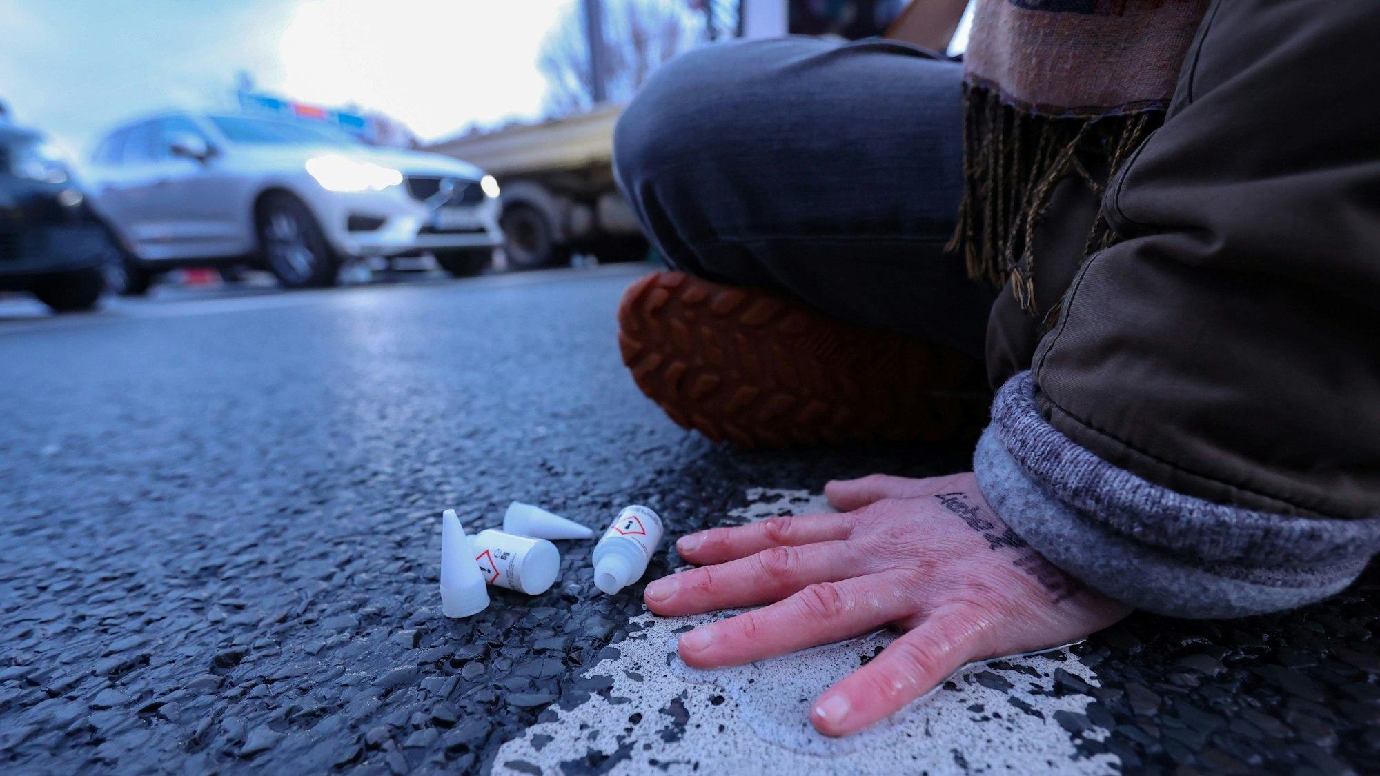 Klimakleber auf der Aachener Straße in Köln