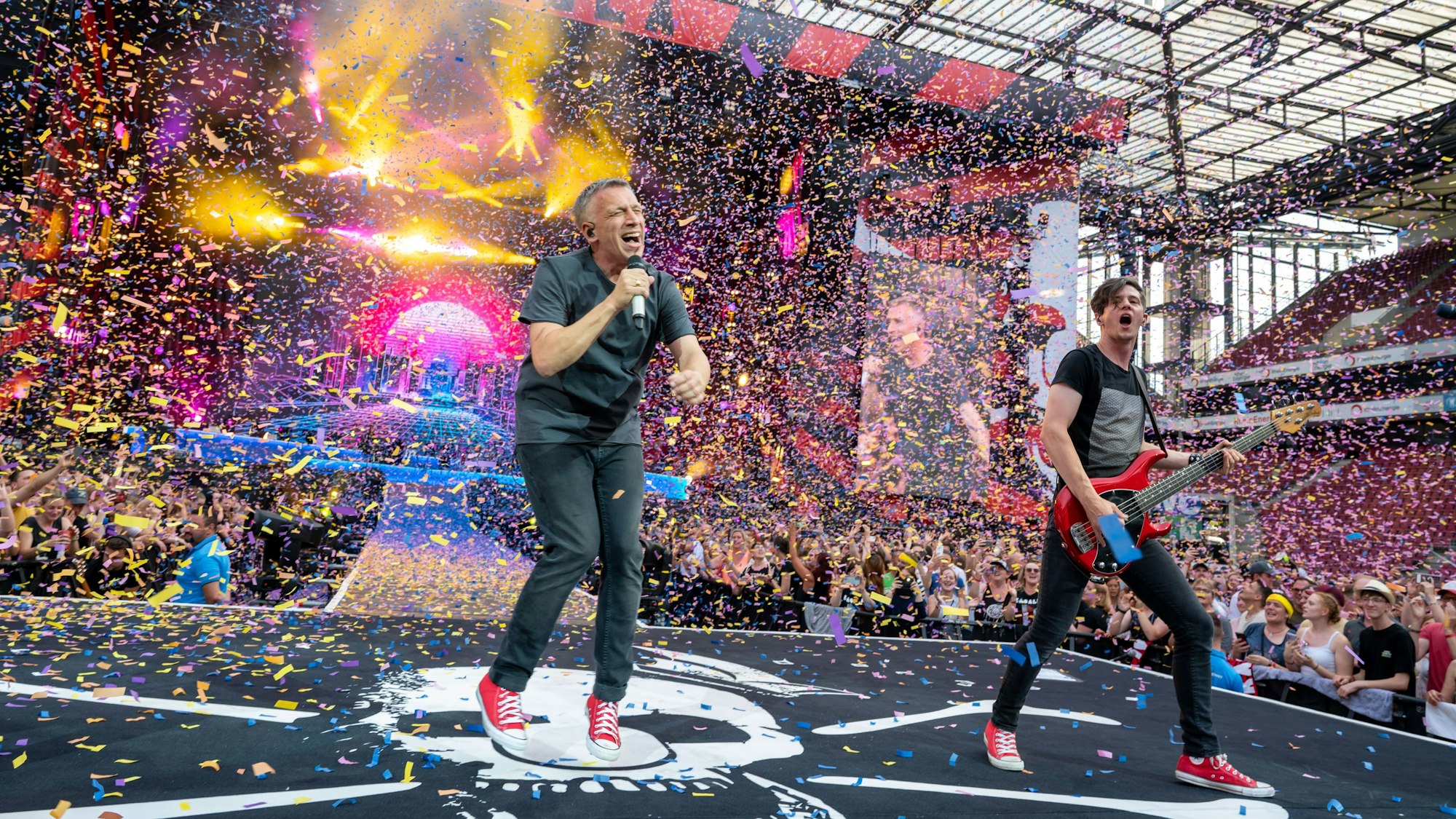 Kasalla performen mit viel Konfetti einen Song beim Konzert im RheinEnergie-Stadion.