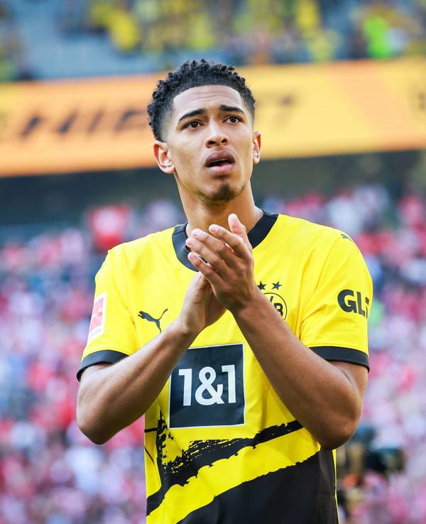 Dortmunds Jude Bellingham geht nach dem Spiel zu den Fans auf der Südtribüne.