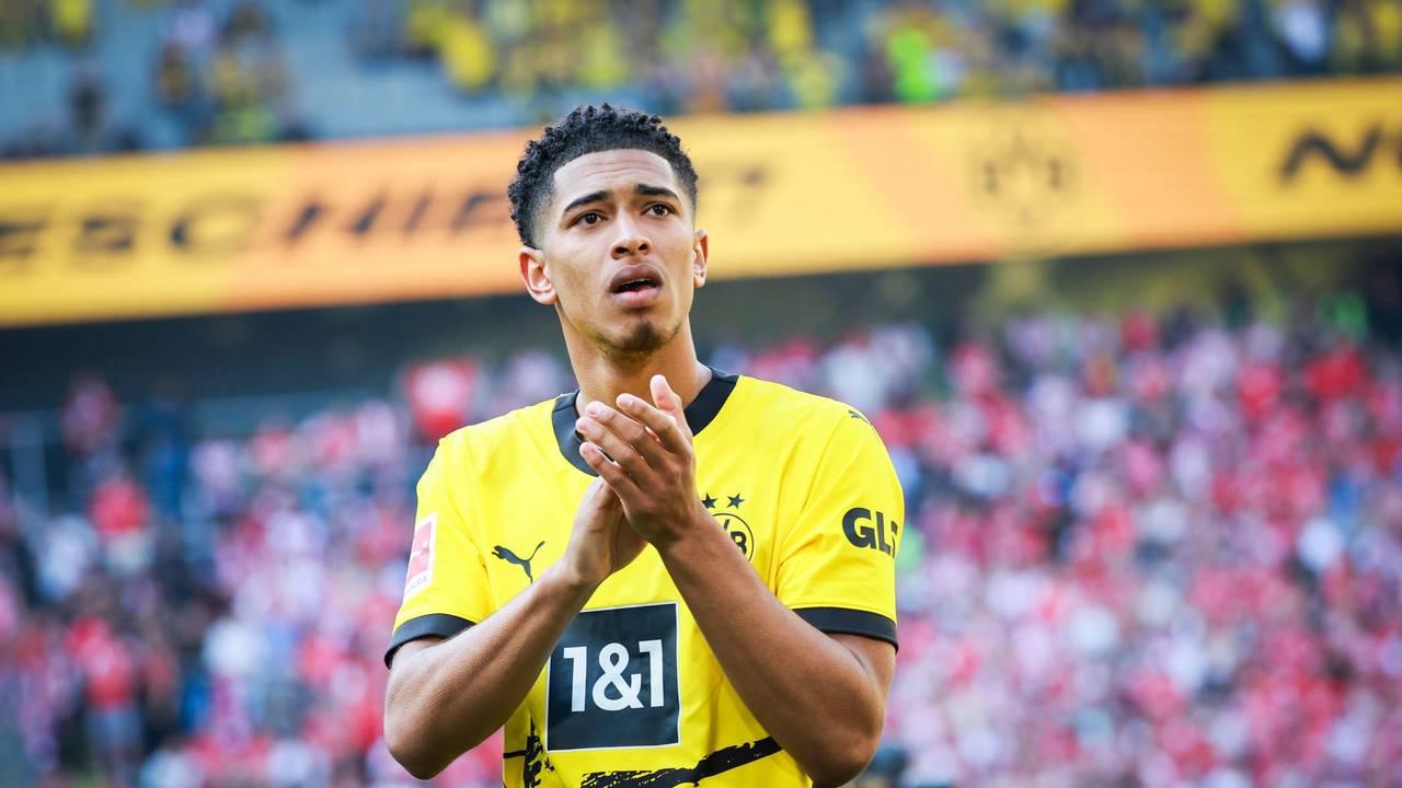 Dortmunds Jude Bellingham geht nach dem Spiel zu den Fans auf der Südtribüne.