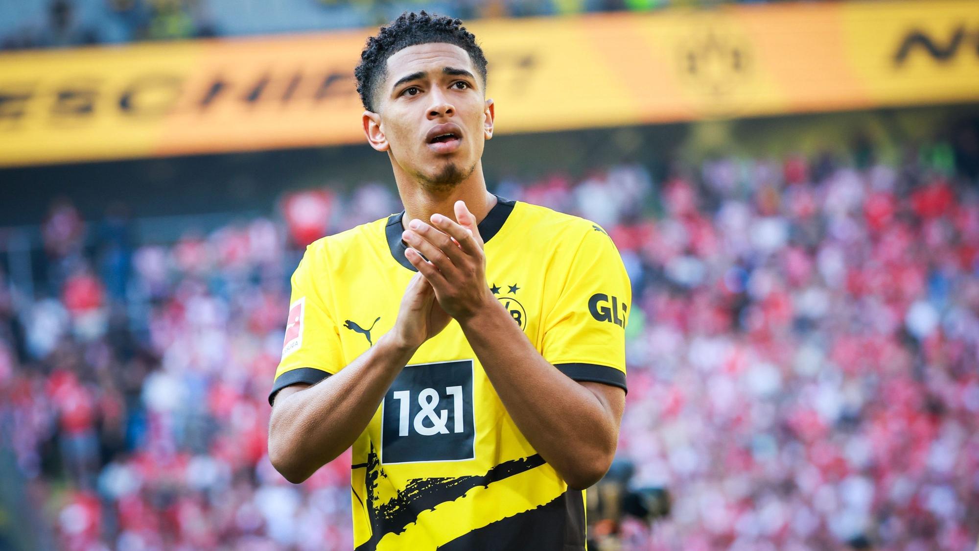 Dortmunds Jude Bellingham applaudiert in Richtung Fans.
