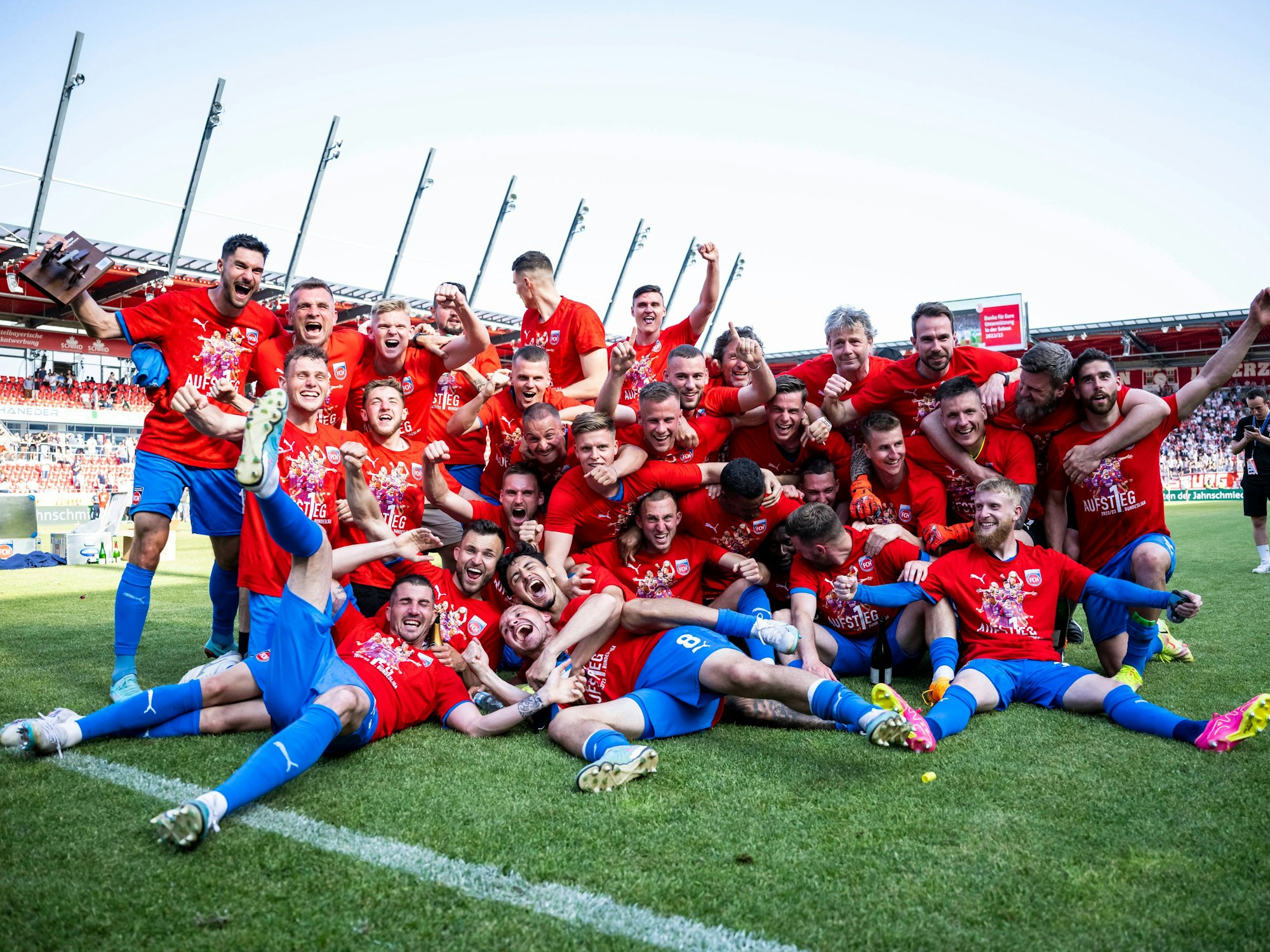 Die Spieler des 1. FC Heidenheim jubeln nach dem Spiel über die Meisterschaft in der 2. Bundesliga.