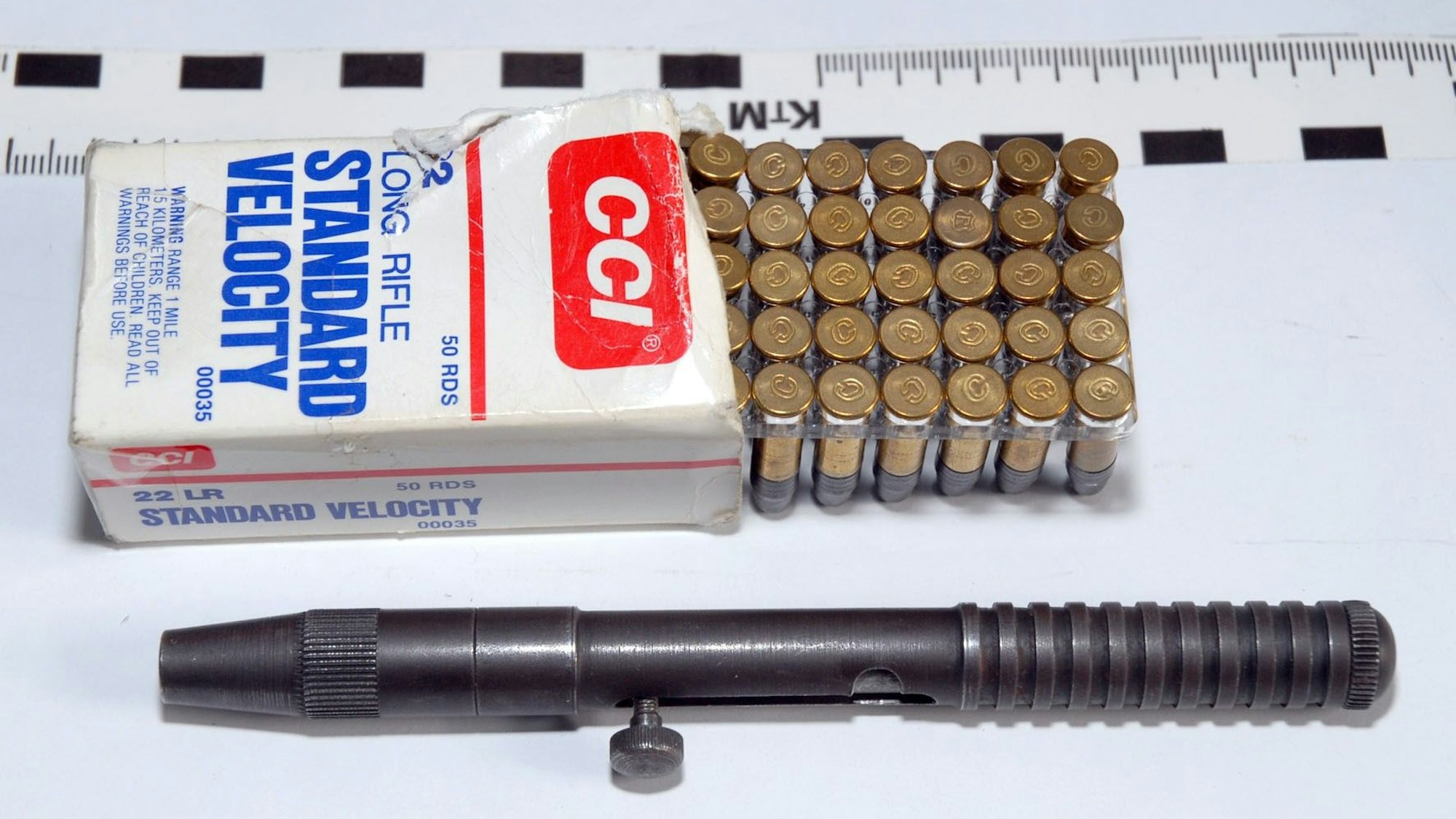 Ein Schießkugelschreiber samt Patronen.