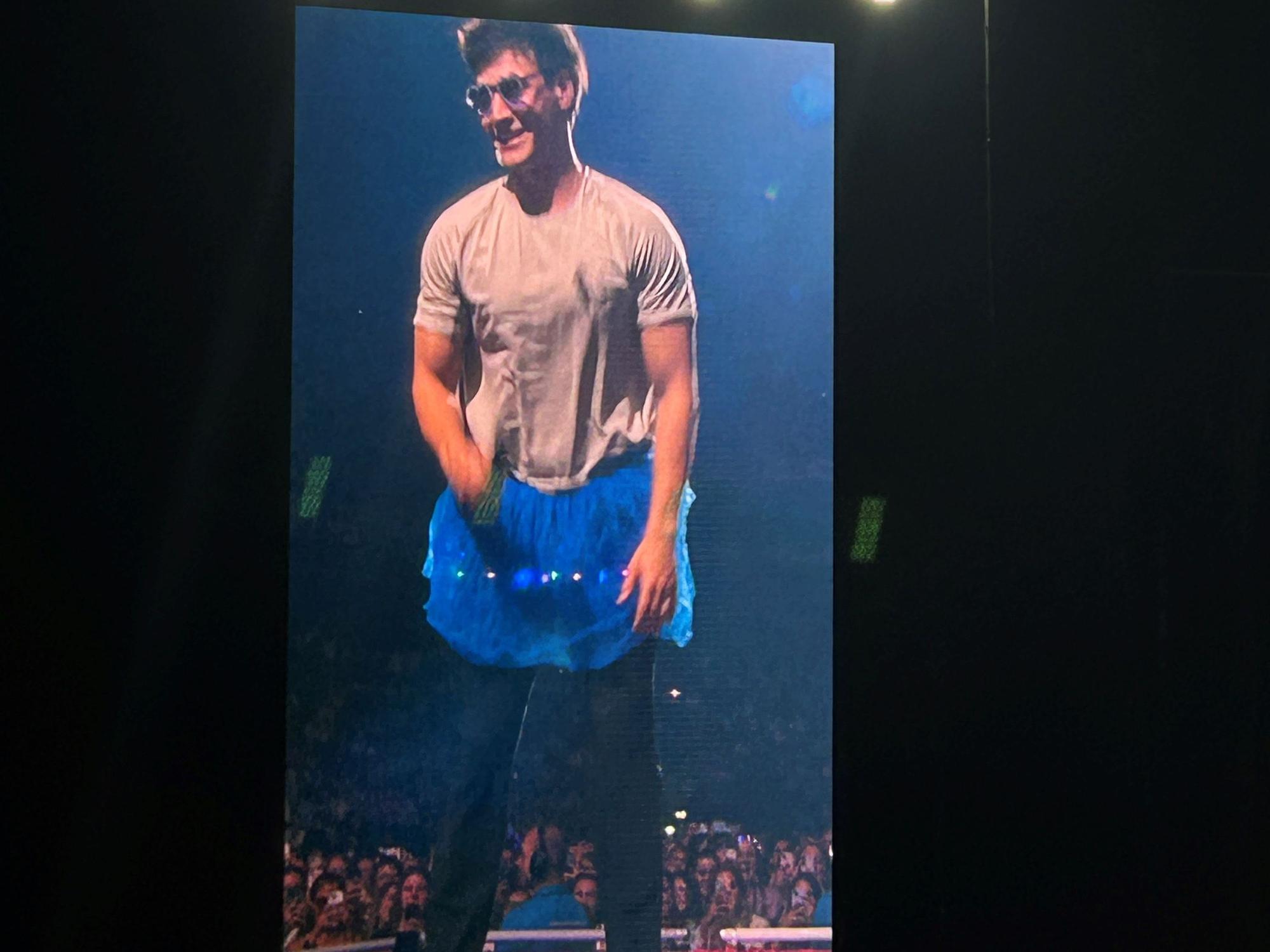 Wincent Weiss in Tütü und mit Sonnenbrille