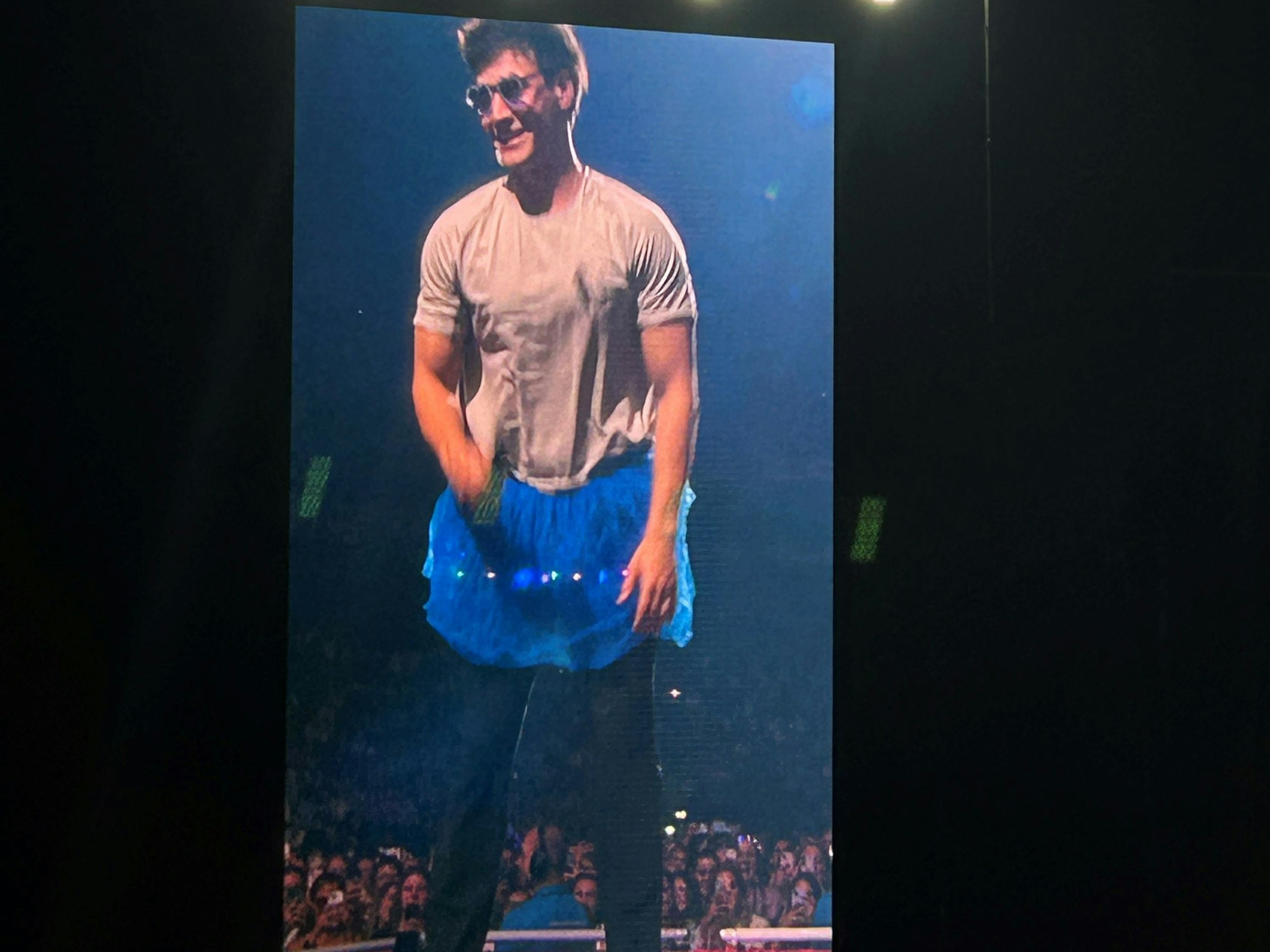 Wincent Weiss in Tütü und mit Sonnenbrille