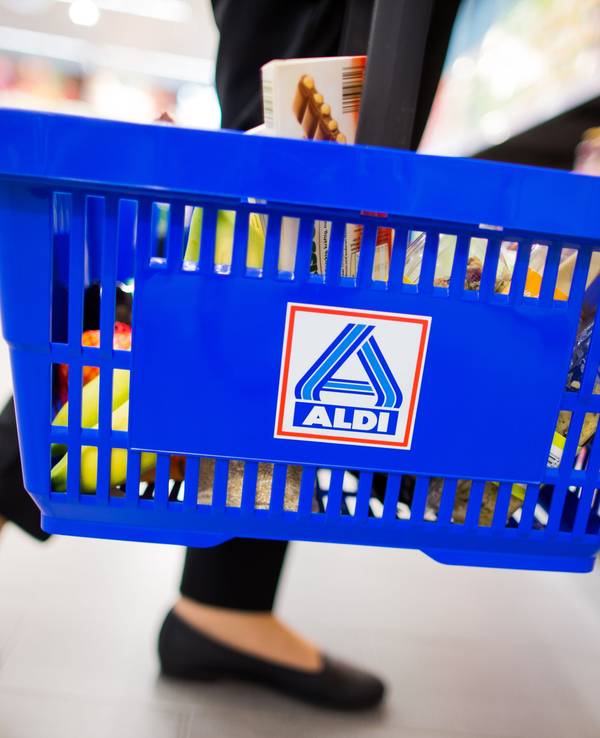 Eine Frau hält am 20.09.2016 in einem neu gestalteten Ladenlokal von Aldi Nord in Gladbeck (Nordrhein-Westfalen) einen Einkaufskorb mit dem Logo des Discounters.