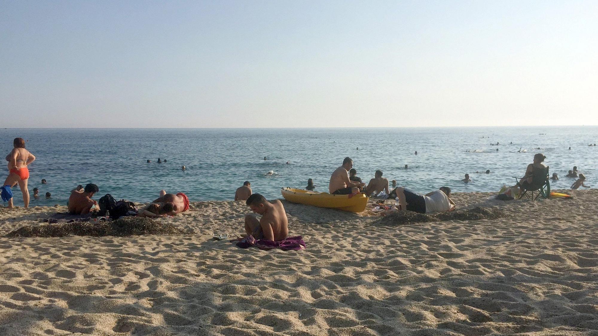 Urlauberinnen und Urlauber an einem türkischen Strand.