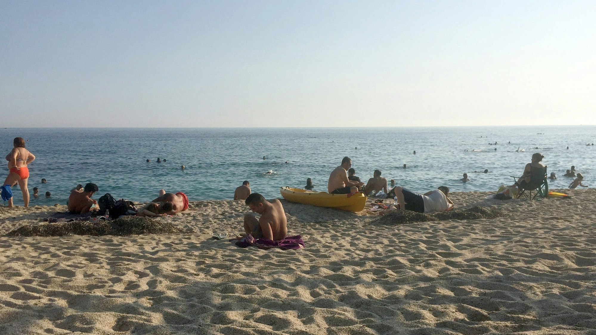 Urlauberinnen und Urlauber an einem türkischen Strand.