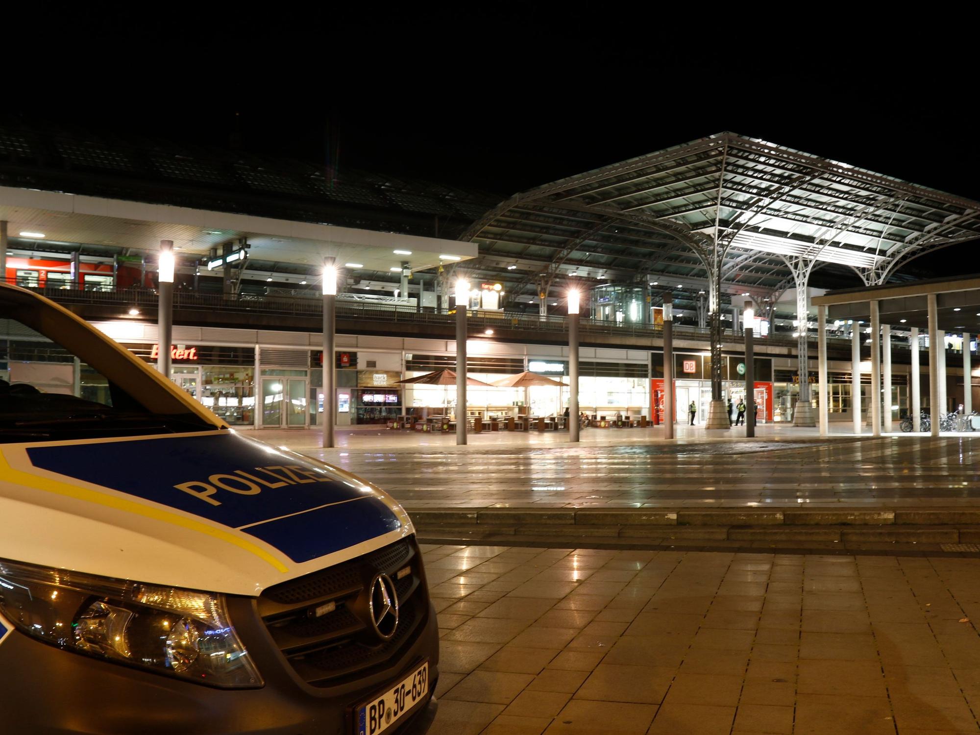 Am Breslauer Platz ist die Hauptwache der Bundespolizei die für den Hauptbahnhof verantwortlich ist.