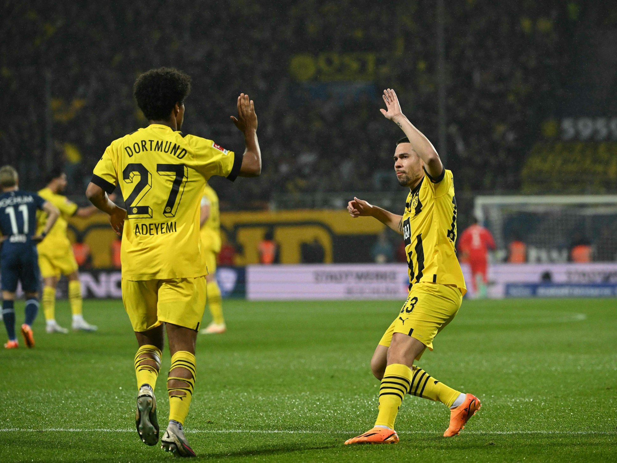 Dortmunds Karim Adeyemi und Raphael Guerreiro (r.) klatschen sich beim Spiel gegen den VfL Bochum ab.