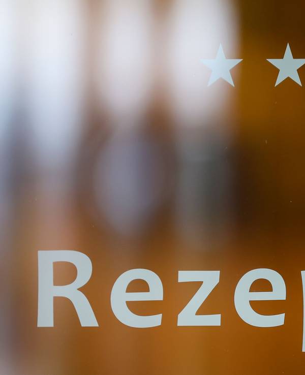 „Rezeption“ steht auf der Eingangstür eines Hotels.