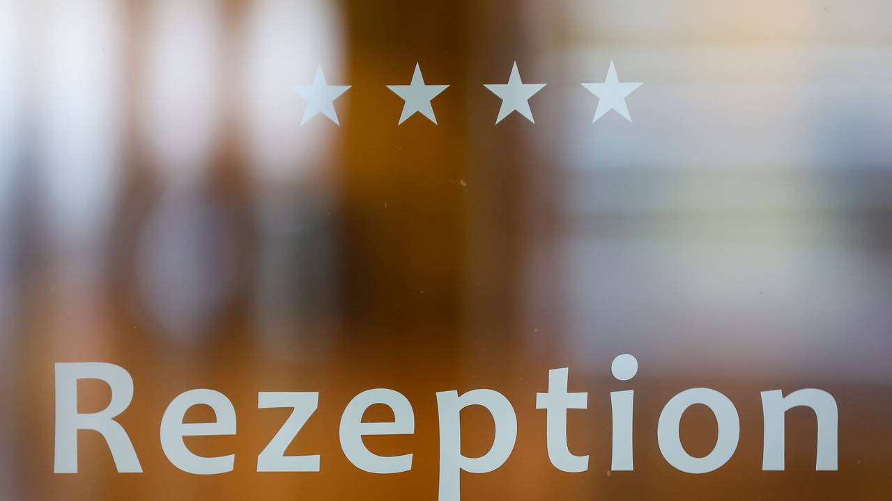 „Rezeption“ steht auf der Eingangstür eines Hotels.
