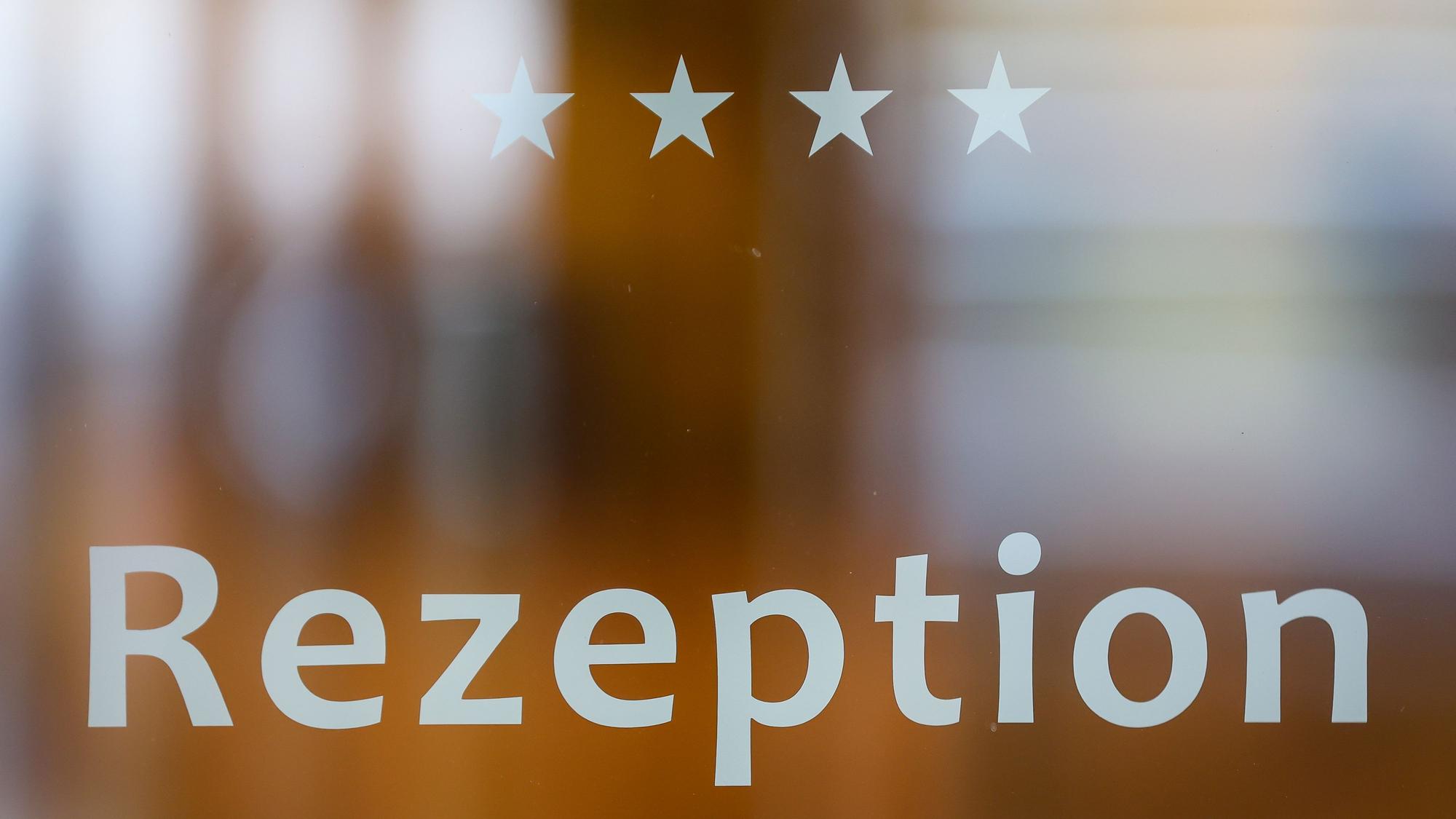 „Rezeption“ steht auf der Eingangstür eines Hotels.