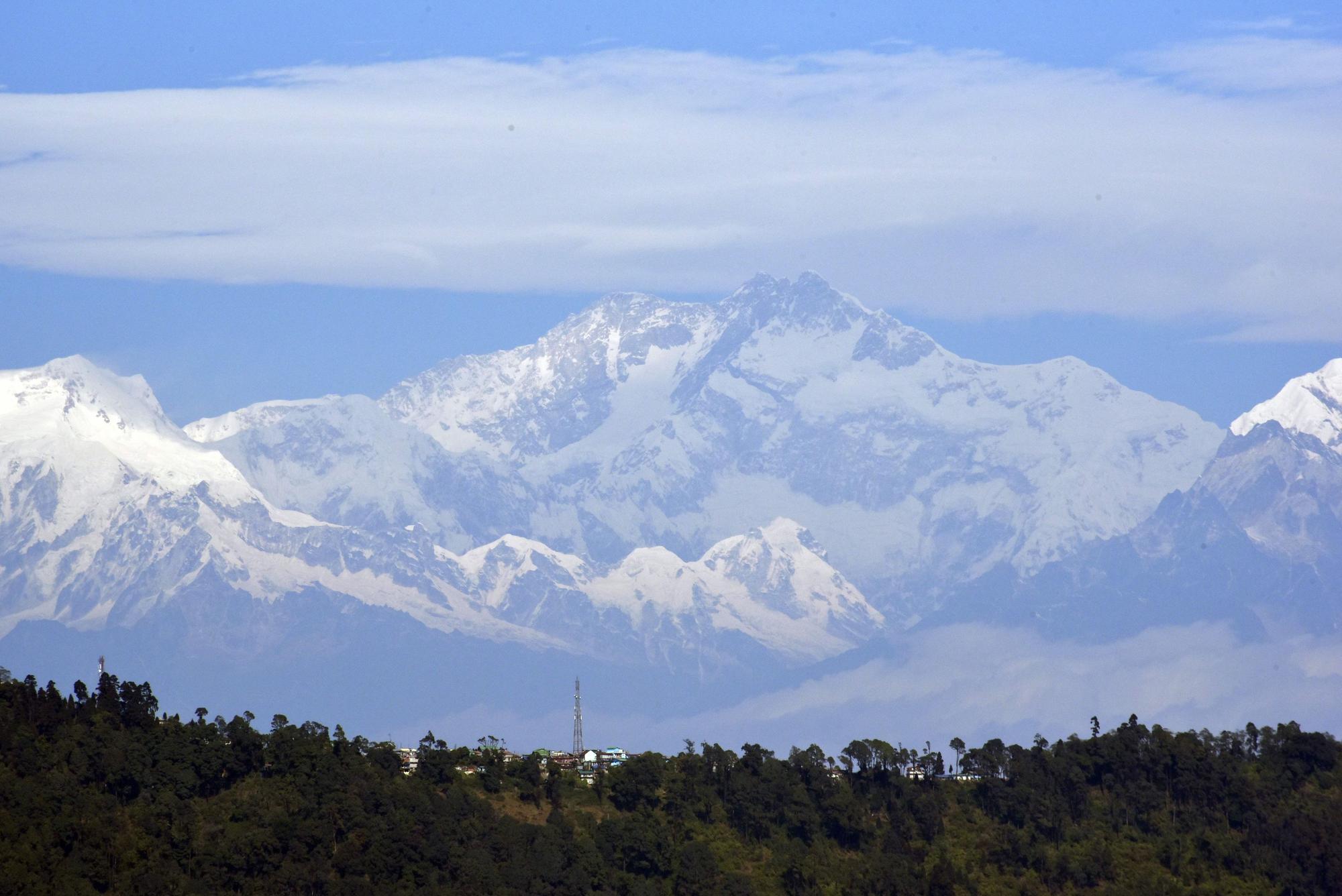 Das Foto zeigt den Berg Kangchendzönga (8586 Meter) im Himalaya. Es ist der dritthöchste Berg der Welt.