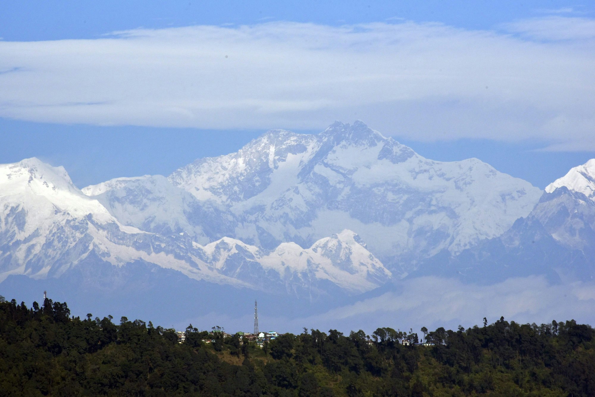 Das Foto zeigt den Berg Kangchendzönga (8586 Meter) im Himalaya. Es ist der dritthöchste Berg der Welt.