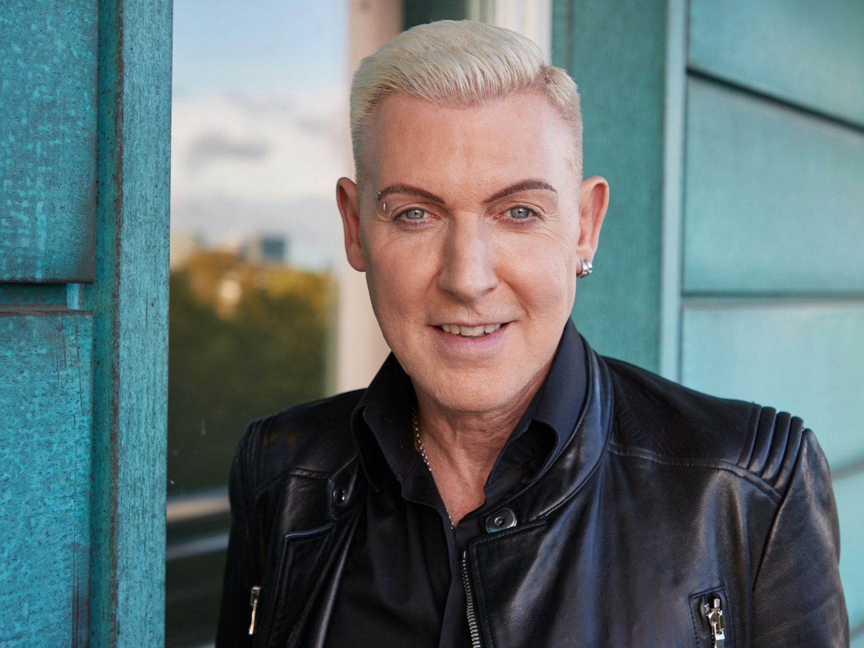 H.P. Baxxter, Frontman von Scooter, steht im Rahmen eines Interviews auf einem Balkon.
