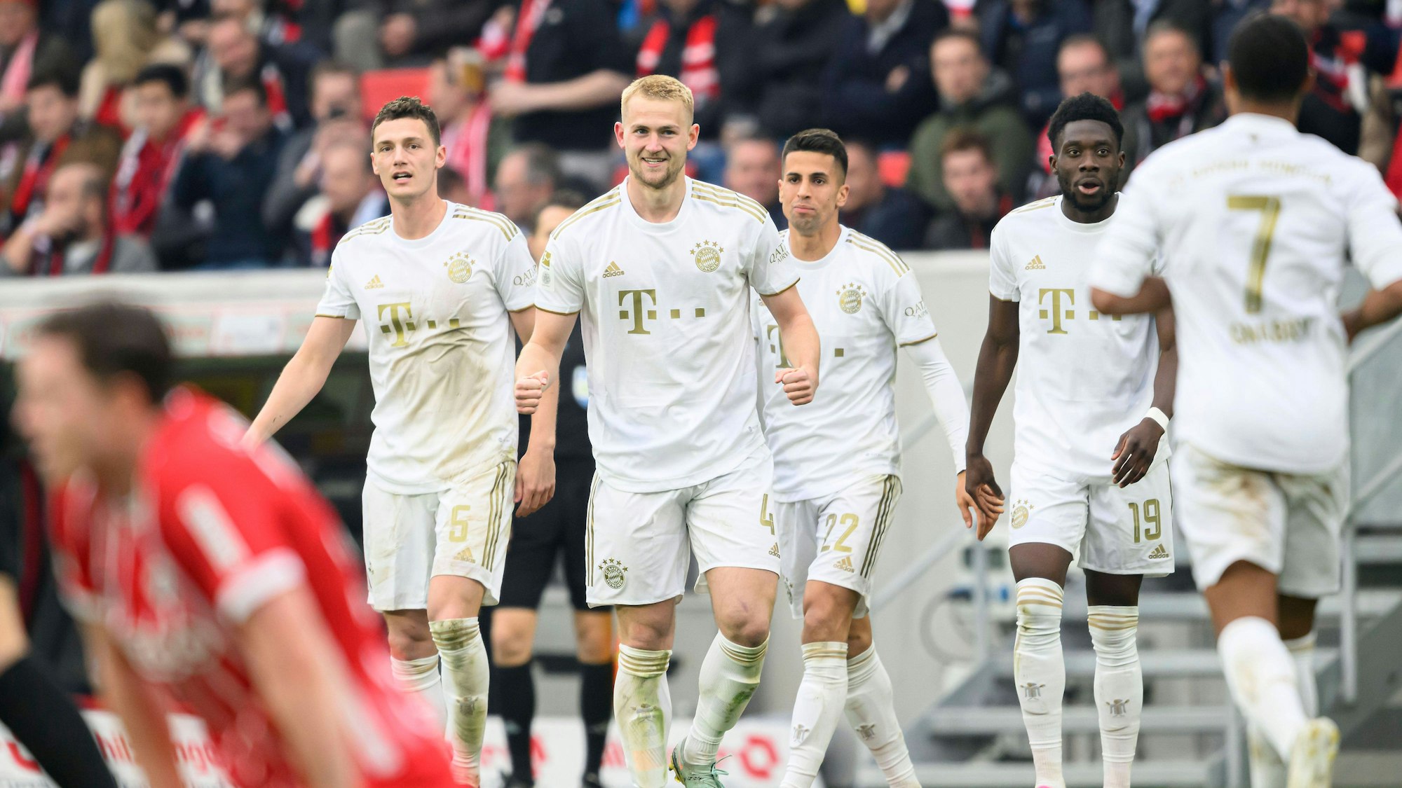Bayerns Benjamin Pavard, Matthijs de Ligt, Joao Cancelo und Alphonso Davies jubeln gemeinsam nach einem Treffer gegen den SC Freiburg.